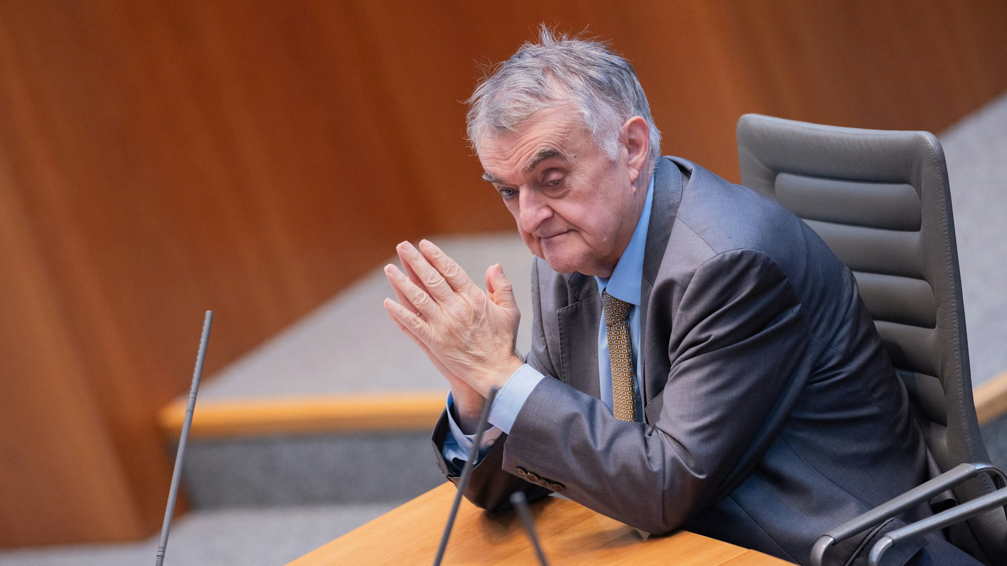 Herbert Reul (CDU), Innenminister von Nordrhein-Westfalen, sitzt im Plenum des Landtags.