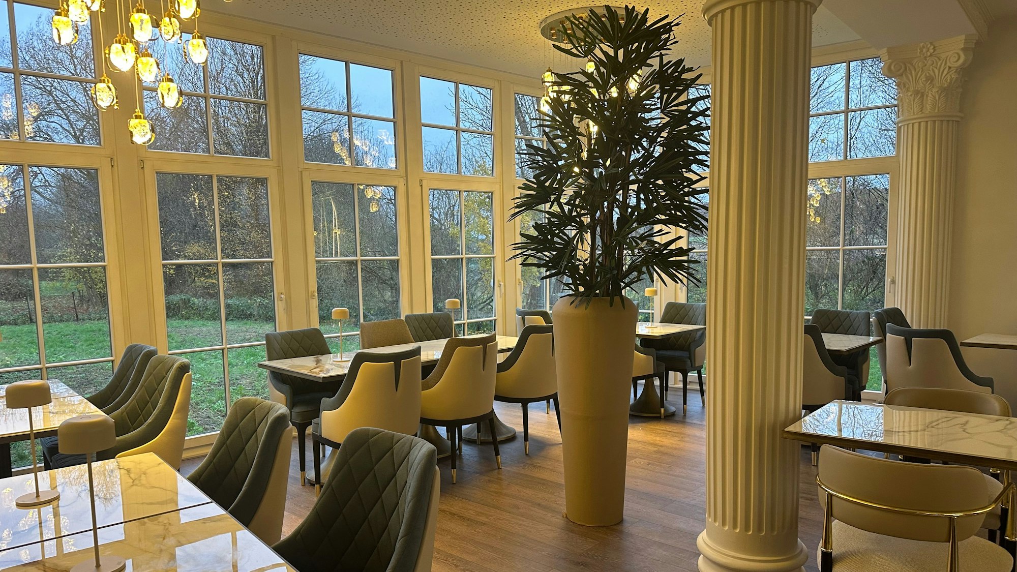 Säulen mit korinthischen Kapitellen geben diesem Raum einen besonderen Ausdruck.