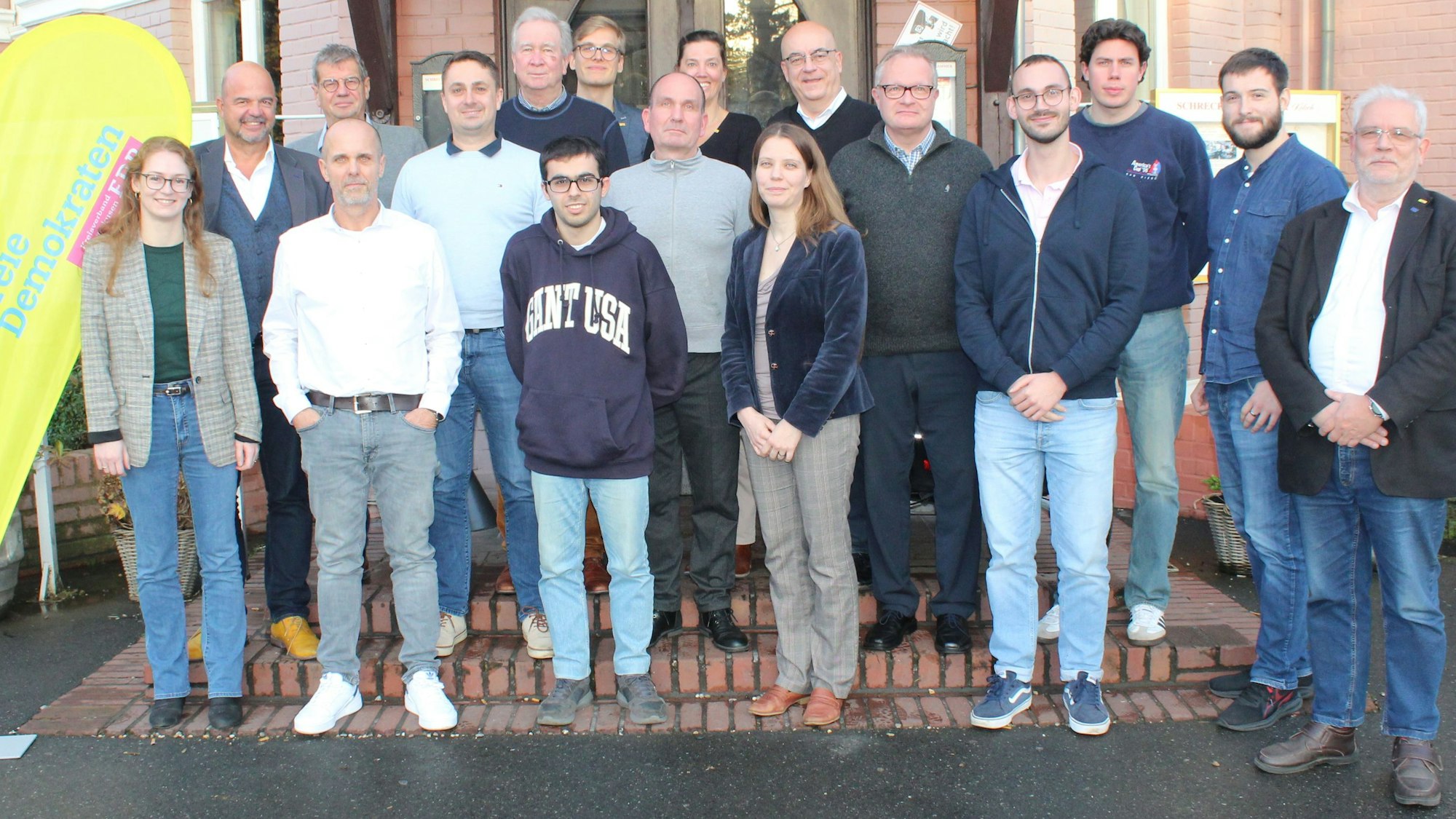 Die FDP-Kandidaten für die Kommunalwahl 2025 stehen vor dem Schlebuscher Brauhaus.
