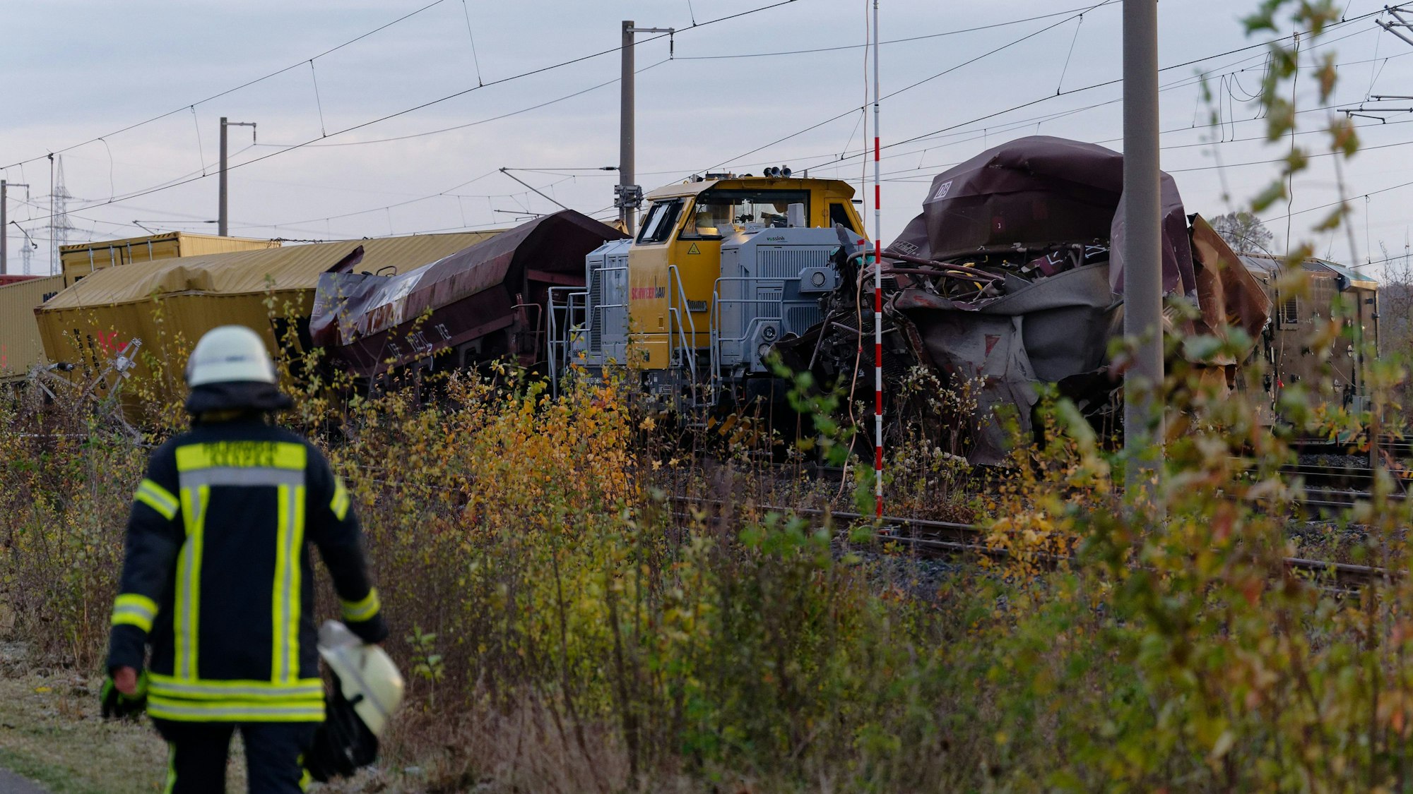 Die Unglücksstelle in Kerpen am Morgen. Zu sehen sind die Trümmer eines entgleisten Güterzuges.