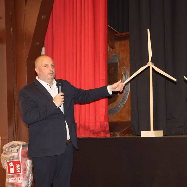 Matthias Thul demonstriert das Größenverhältnis der neuen Windräder im Vergleich zu bestehenden Gebäuden