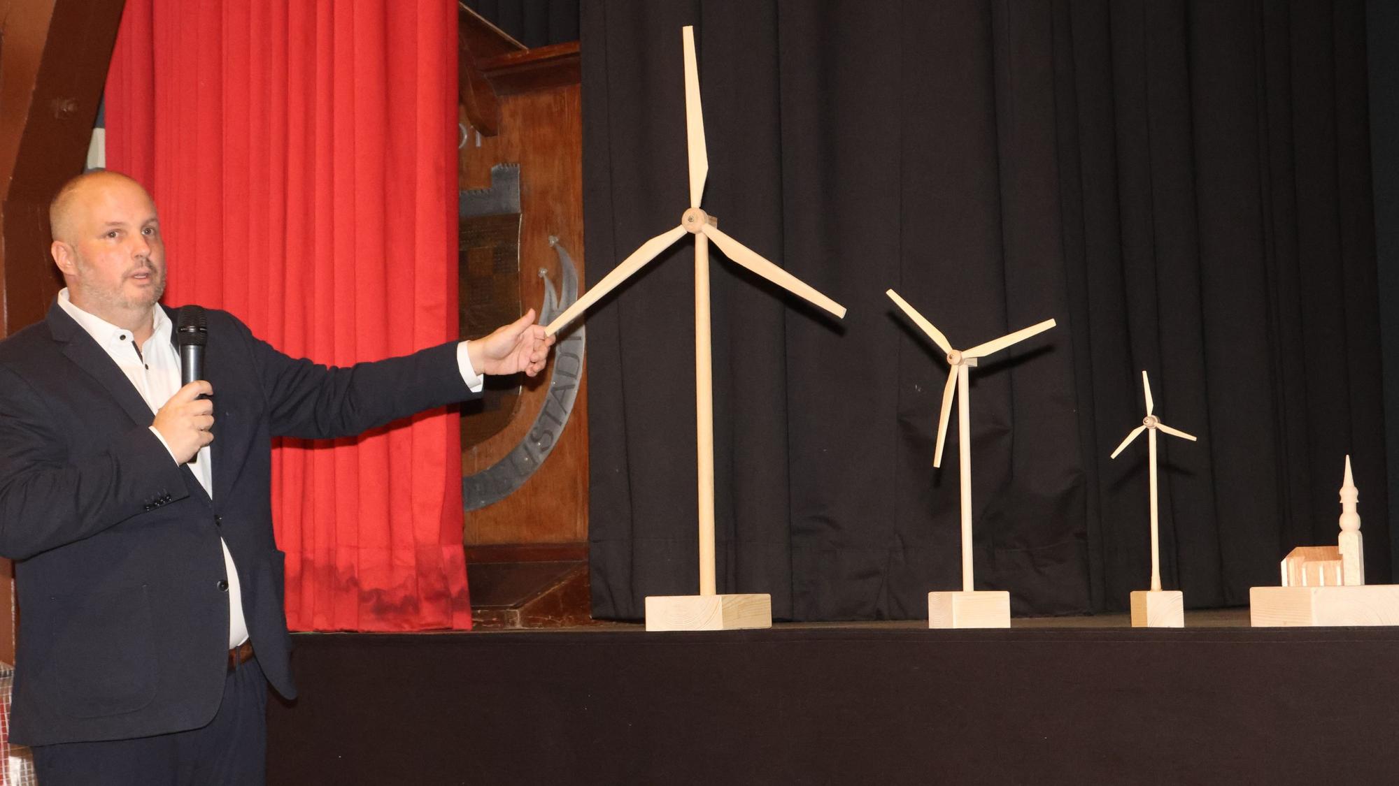 Matthias Thul demonstriert das Größenverhältnis der neuen Windräder im Vergleich zu bestehenden Gebäuden