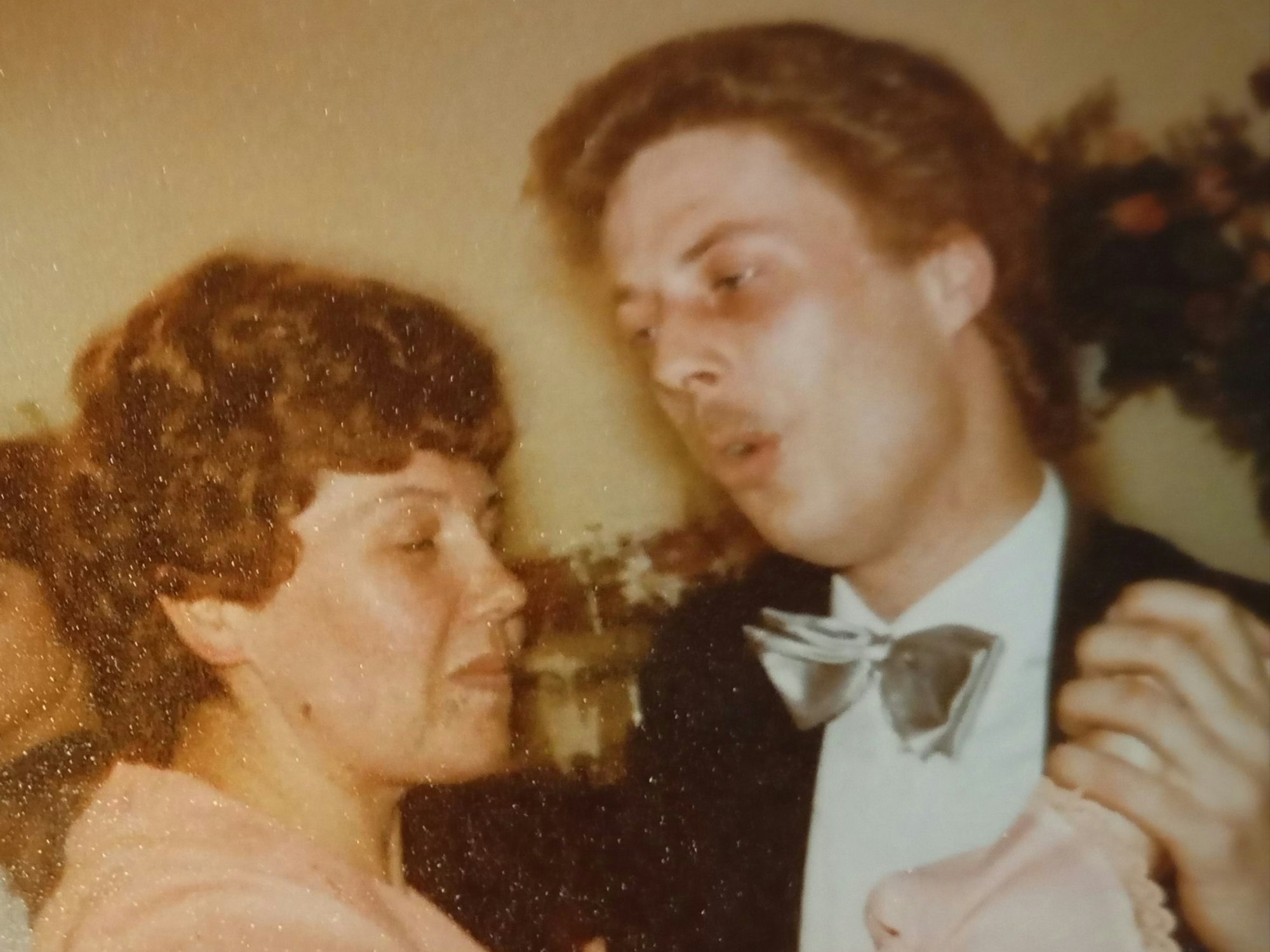 Das Bild zeigt die Reproduktion eines Fotos, das ein tanzendes Paar abbildet.