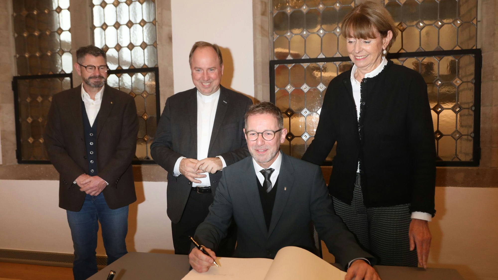 Die Dombauhütte feiert in diesem Jahr ihr 200-jähriges Bestehen. Anwesend waren auch Monsignore Robert Kleine (2.v.l), Peter Füssenich (sitzend) und Uwe Schäfer (links).
