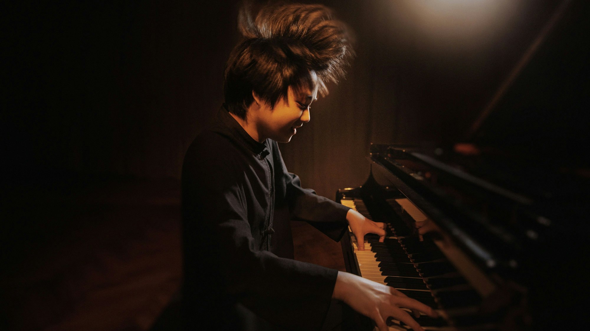 Mao Fujita
sitzt am Klavier und spielt.