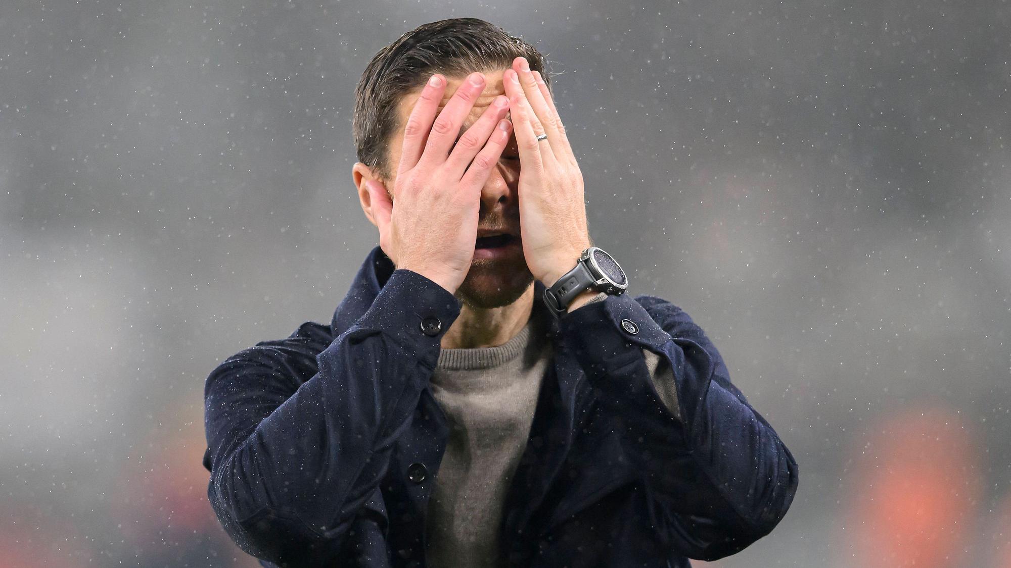 Muss eine kluge Belastungssteuerung finden: Bayer-Trainer Xabi Alonso