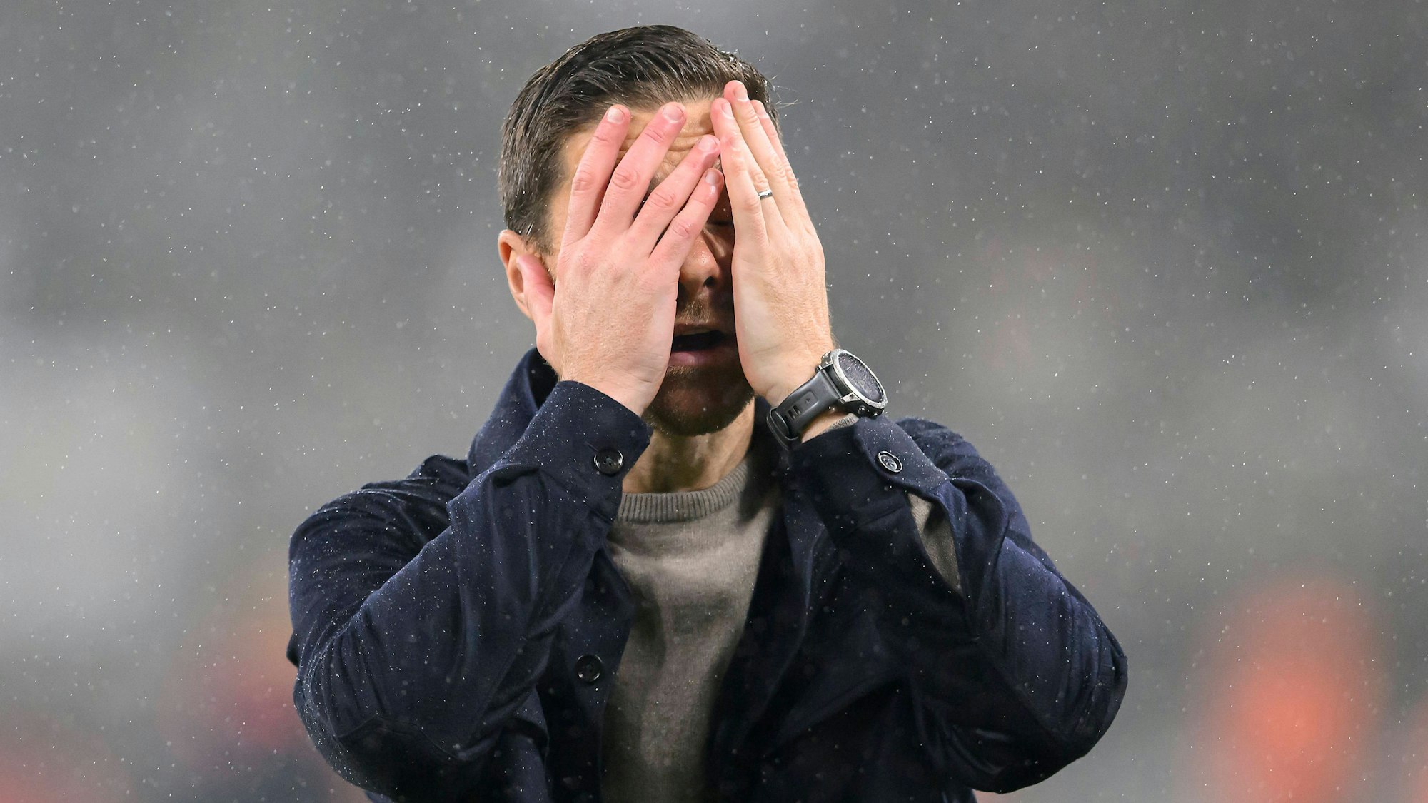 Muss eine kluge Belastungssteuerung finden: Bayer-Trainer Xabi Alonso