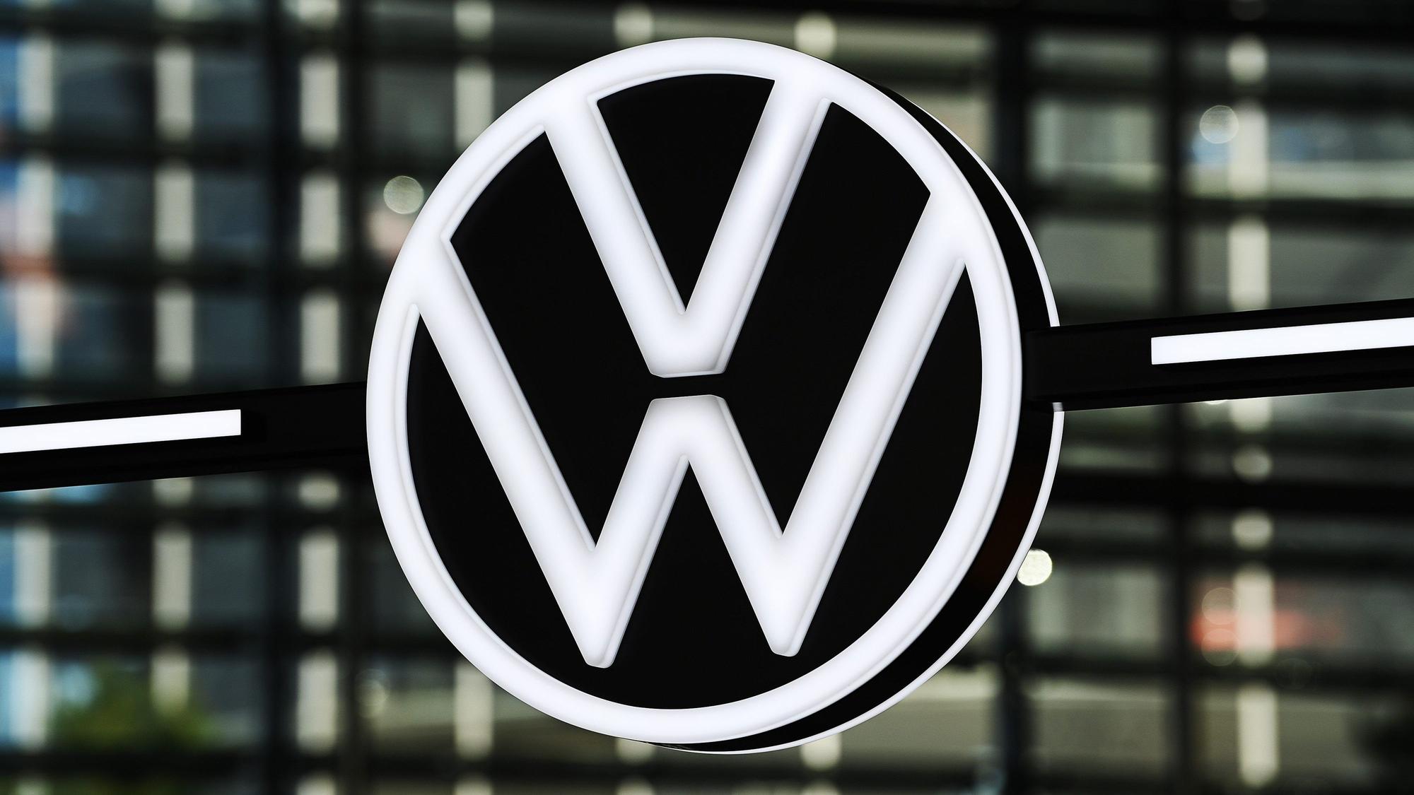 Das Logo von VW ist in einem Markenpavillon in der Autostadt in Wolfsburg zu sehen. (Archivbild)