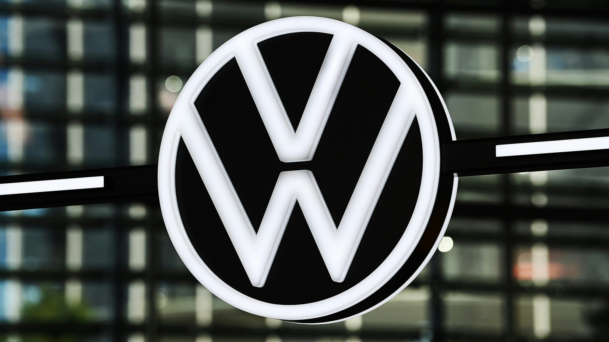 Das Logo von VW ist in einem Markenpavillon in der Autostadt in Wolfsburg zu sehen. (Archivbild)