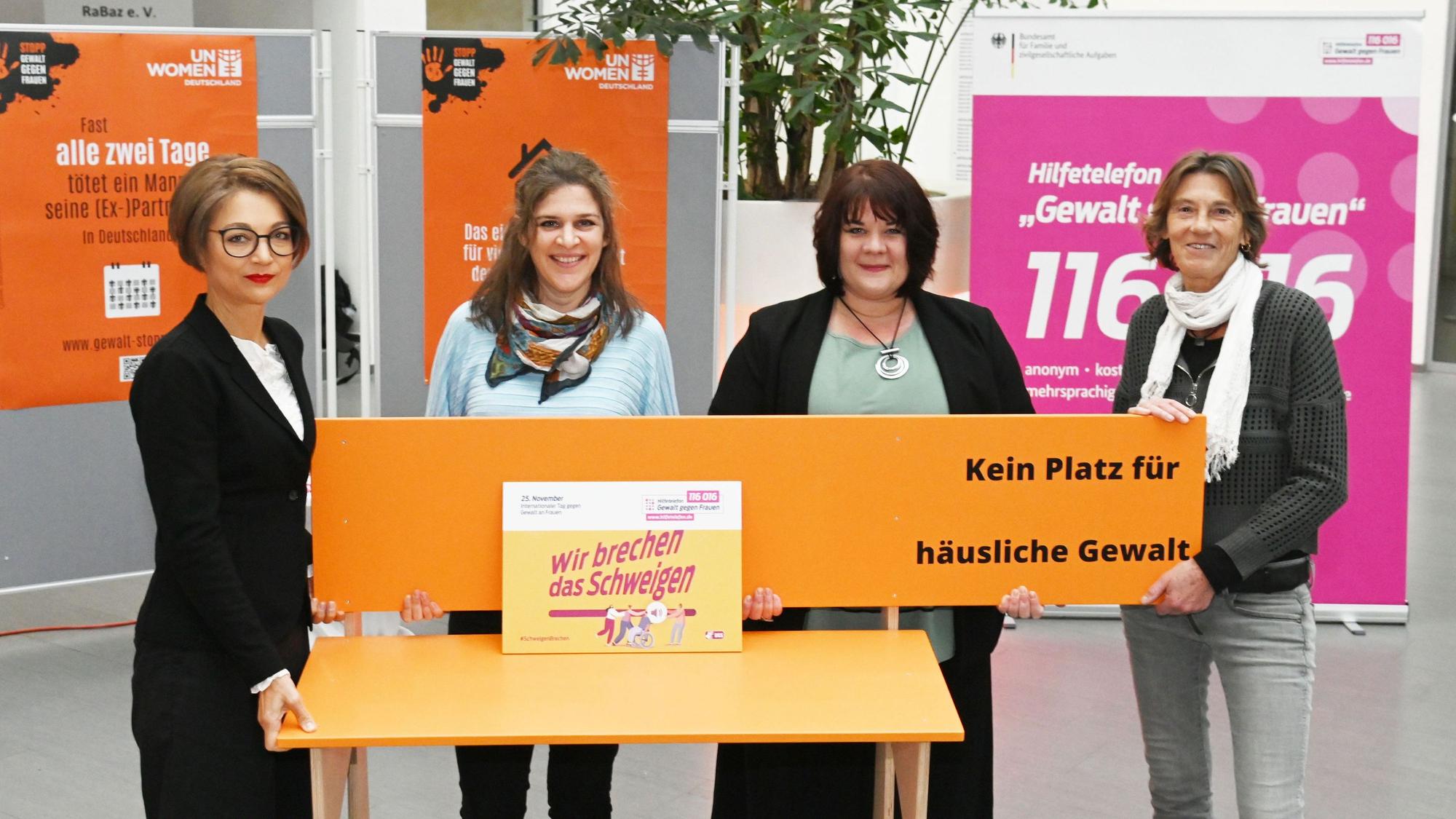 Das Bundesamt für Familie und zivilgesellschaftliche Aufgaben bekommt eine Bank gegen Gewalt an Frauen vom Handwerkerinnenhaus Köln überreicht. V.Li: Martina Hannak, Julia Pedersen, Natascha Gollnow-Klein, Christiane Lehmann.