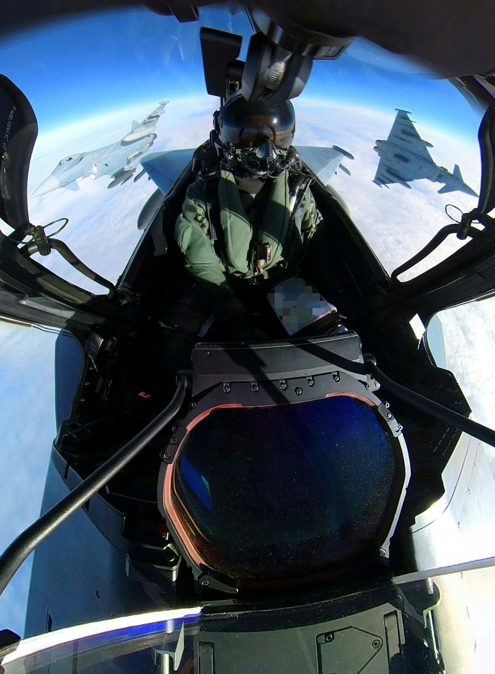 Drei Eurofighter auf dem Überführungsflug von Deutschland zum TLP.