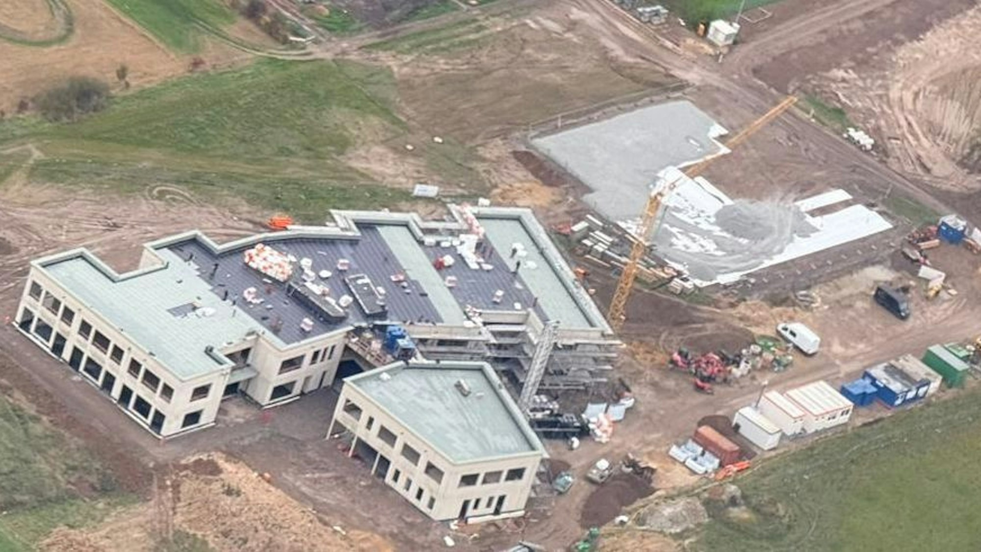 Auf dem Bild ist der Rohbau aus der Vogelperspektive zu sehen.