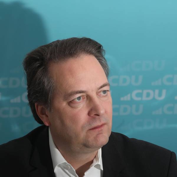 22.11.2024, Köln: Oliver Kehrl (schatten) gibt die Opposition wohl auf - und verkündet die Unterstützung des CDU-OB-Kandidaten Karl Alexander Mandl. Foto: Arton Krasniqi