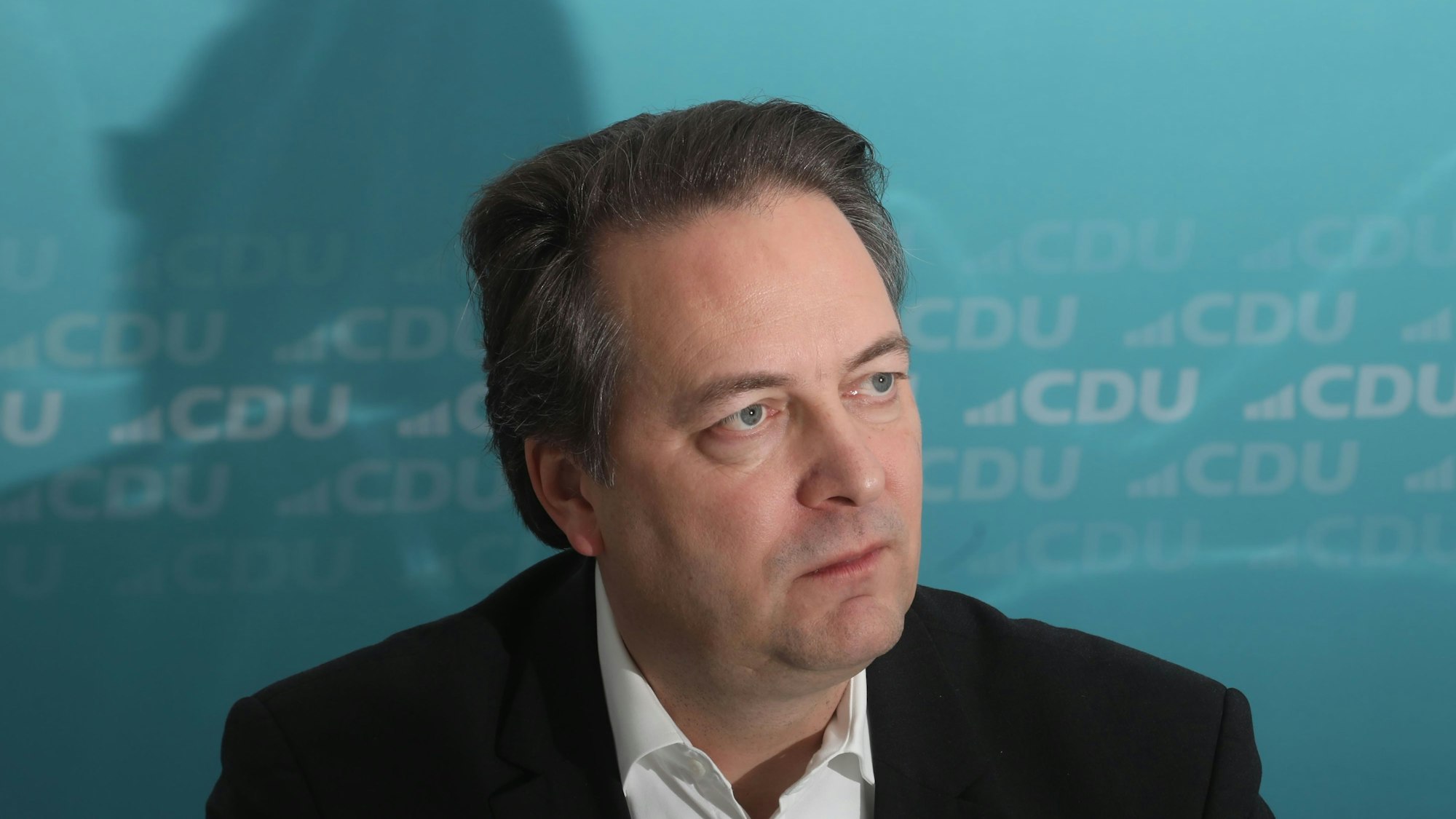 22.11.2024, Köln: Oliver Kehrl (schatten) gibt die Opposition wohl auf - und verkündet die Unterstützung des CDU-OB-Kandidaten Karl Alexander Mandl. Foto: Arton Krasniqi