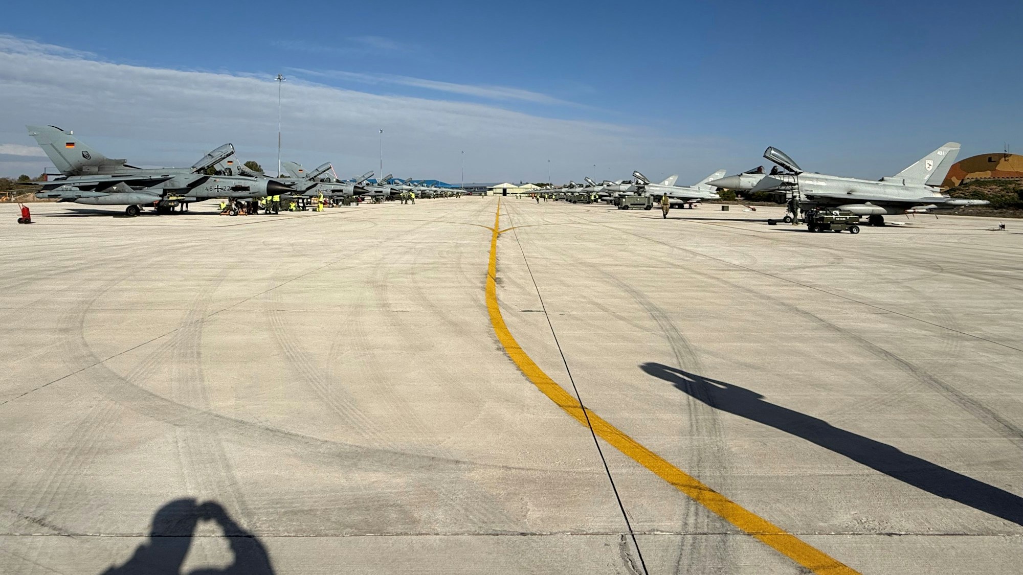 Deutsche und britische Eurofighter vor ihrem ersten Flug beim Tactical Leadership Programme auf dem Vorfeld von Albacete.