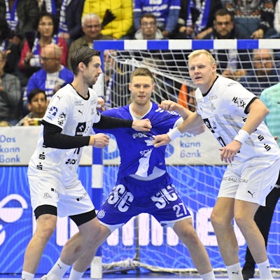 VfL-Spieler Kristjan Horzen in einer Spielsituation.