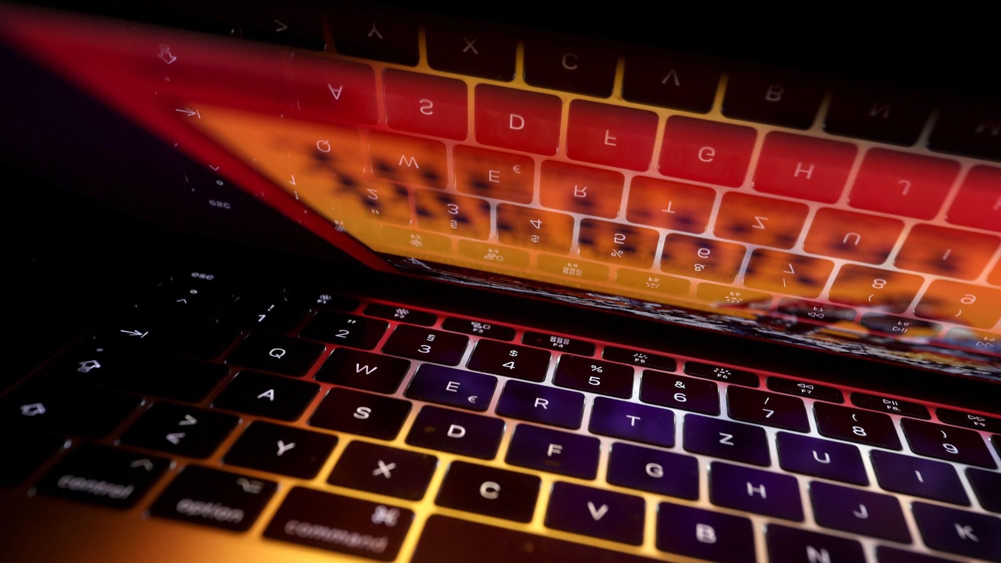 Die Tastatur eines Laptops spiegelt sich auf dem Bildschirm des Computers.