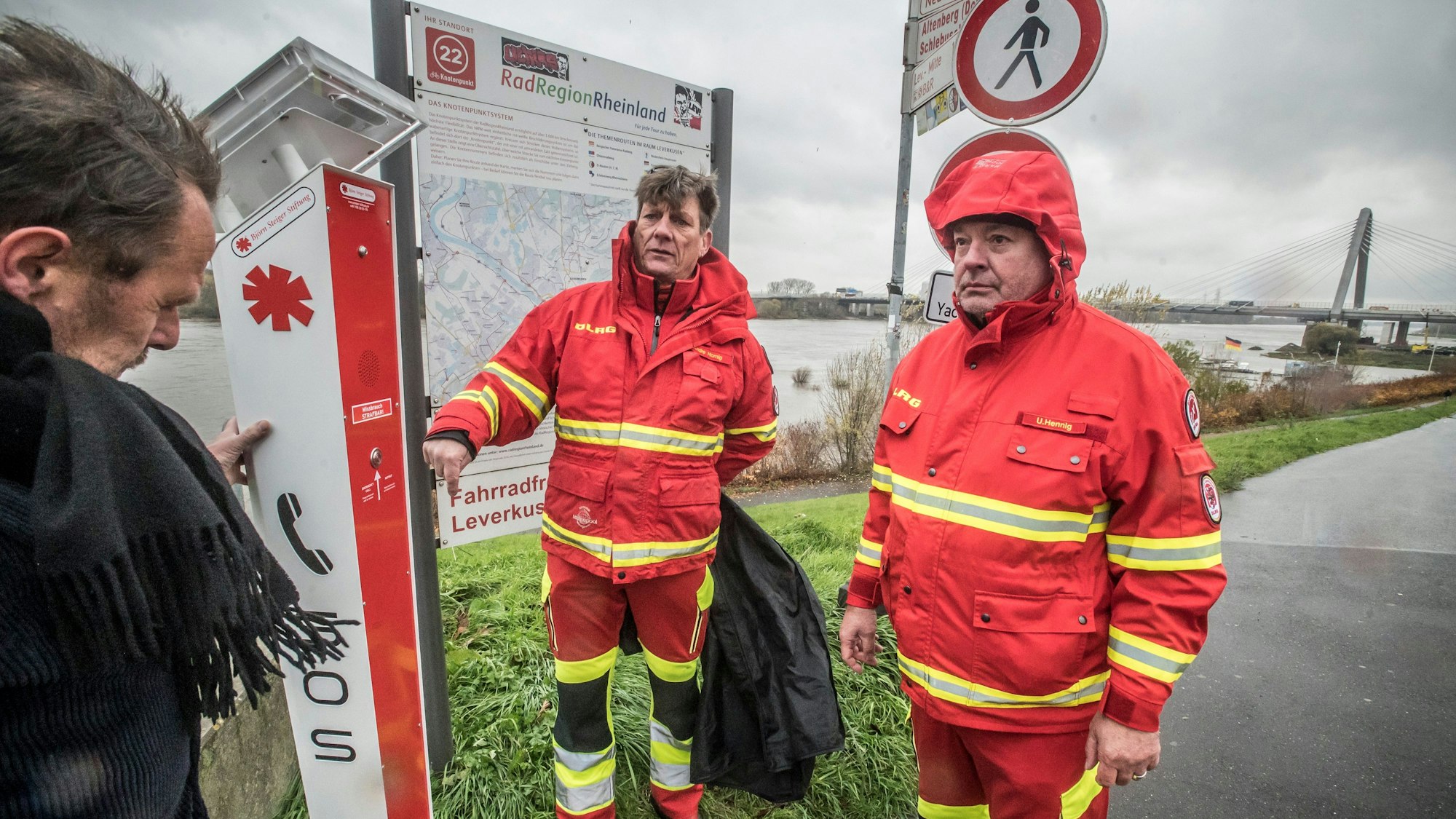 Eine von drei Notrufsäulen steht oben am Rheinufer nahe der Wacht am Rhein. Foto: Ralf Krieger
