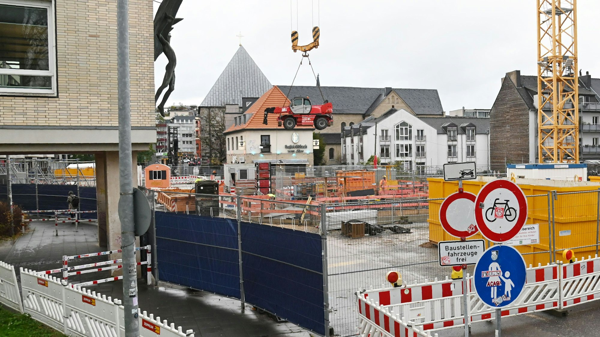 Das Foto zeigt die Baugrube am Waidmarkt.
