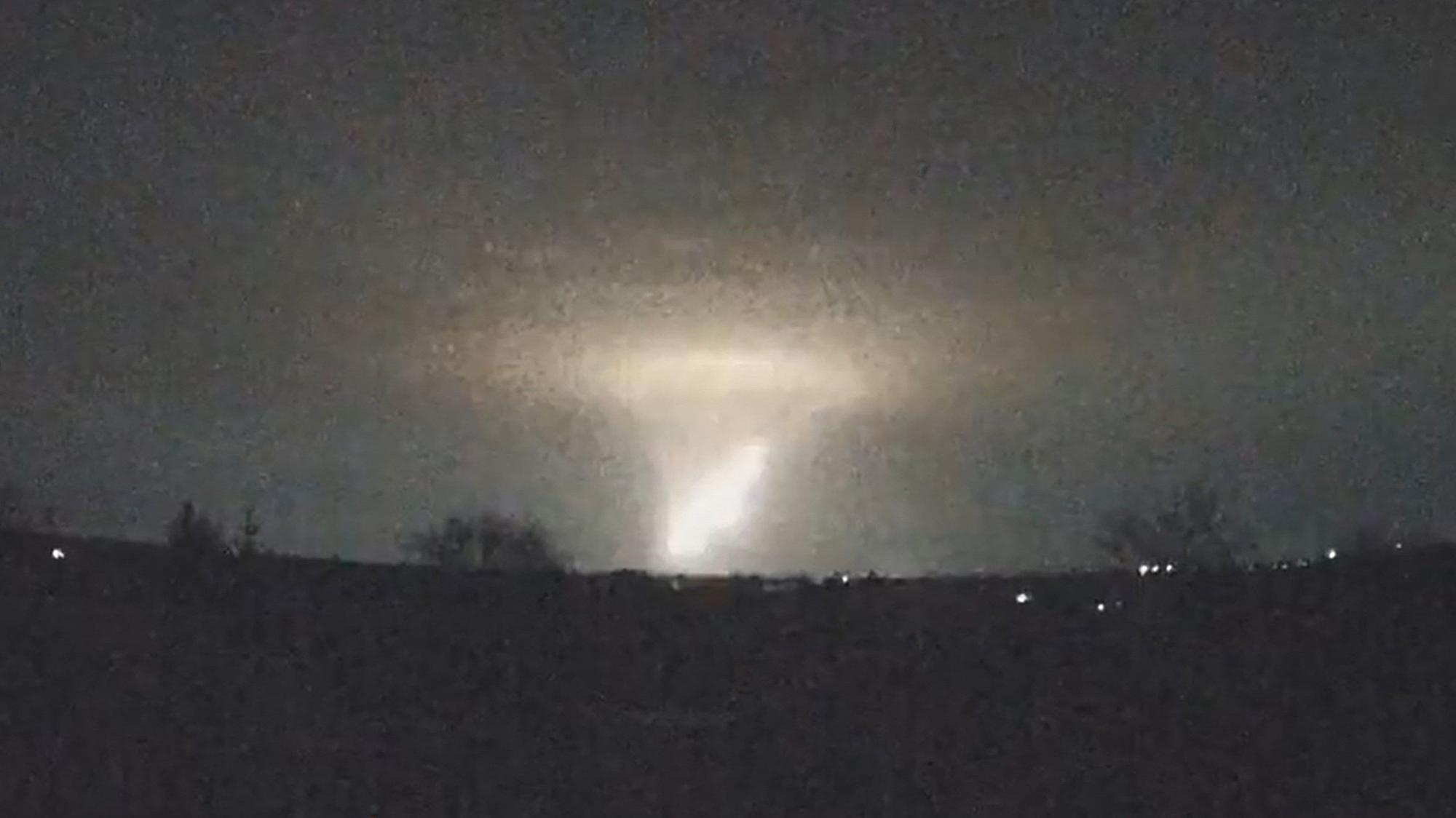 Die von Russland „Oreschnik“ („Nussstrauch“) getaute Mittelstreckenrakete über der Kölner Partnerstadt Dnipro in der Ukraine.