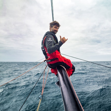 Boris Herrmann sitzt nach der Mast-Reparatur optimistisch auf einem Ausleger der «Malizia - Seaexplorer».