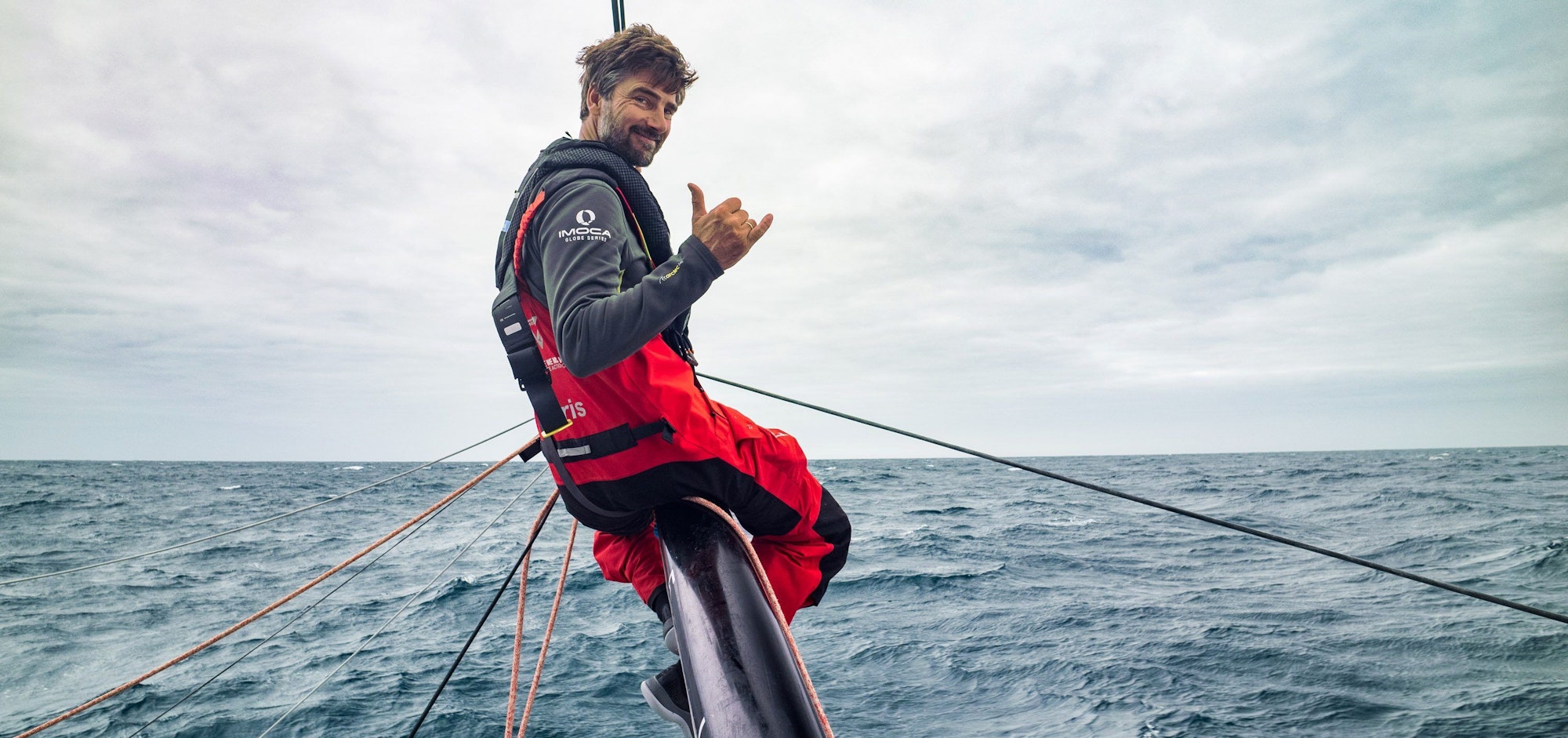 Boris Herrmann sitzt nach der Mast-Reparatur optimistisch auf einem Ausleger der «Malizia - Seaexplorer».