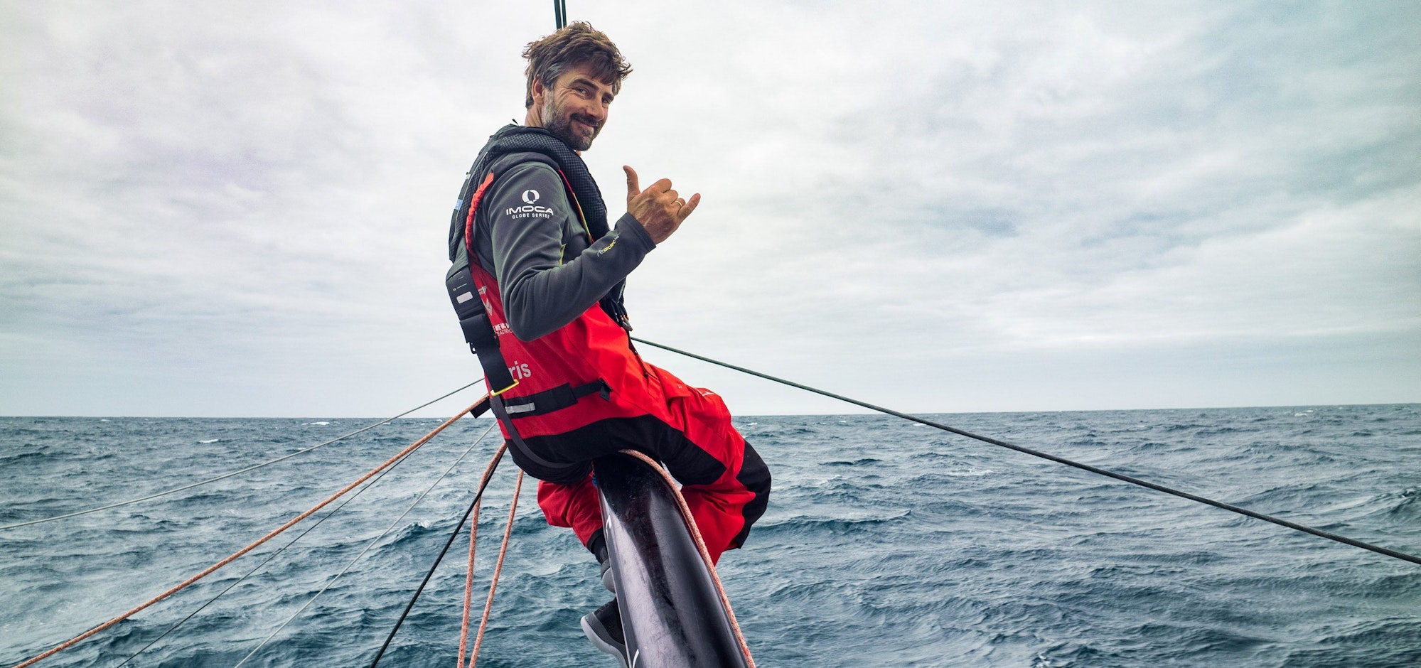 Boris Herrmann sitzt nach der Mast-Reparatur optimistisch auf einem Ausleger der «Malizia - Seaexplorer».