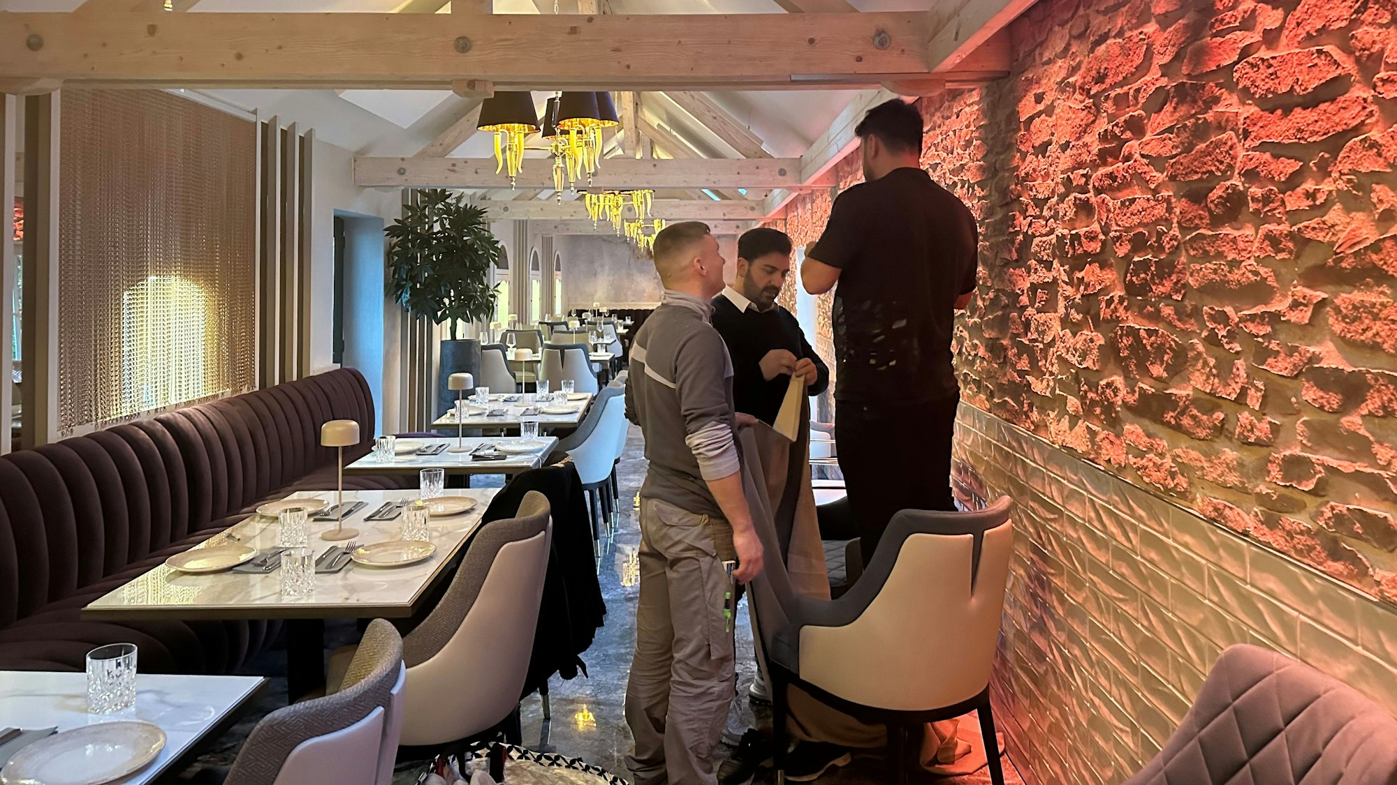 Letzte Feinarbeiten im ehemaligen Schweinestall mit Pächter Pesan Kedik (M.) vor der Eröffnung der ehemaligen „Niederpleiser Mühle“ mit neuem Namen „Niederpleiser Mühle by Da Vet“ am Freitag, 29. November 2024 ab 17 Uhr.