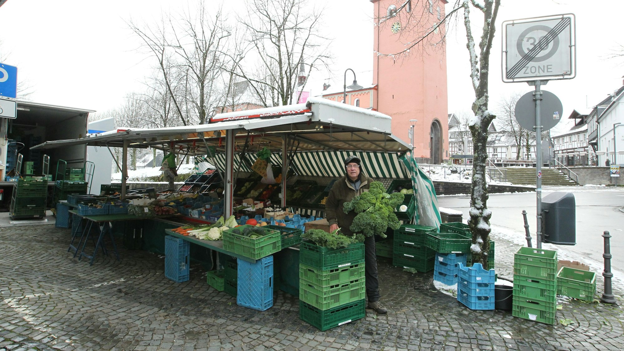 Obsthändler Winfried Hönigl aus Lantershofen bei Ahrweiler steht jetzt vor der VR-Bank.
