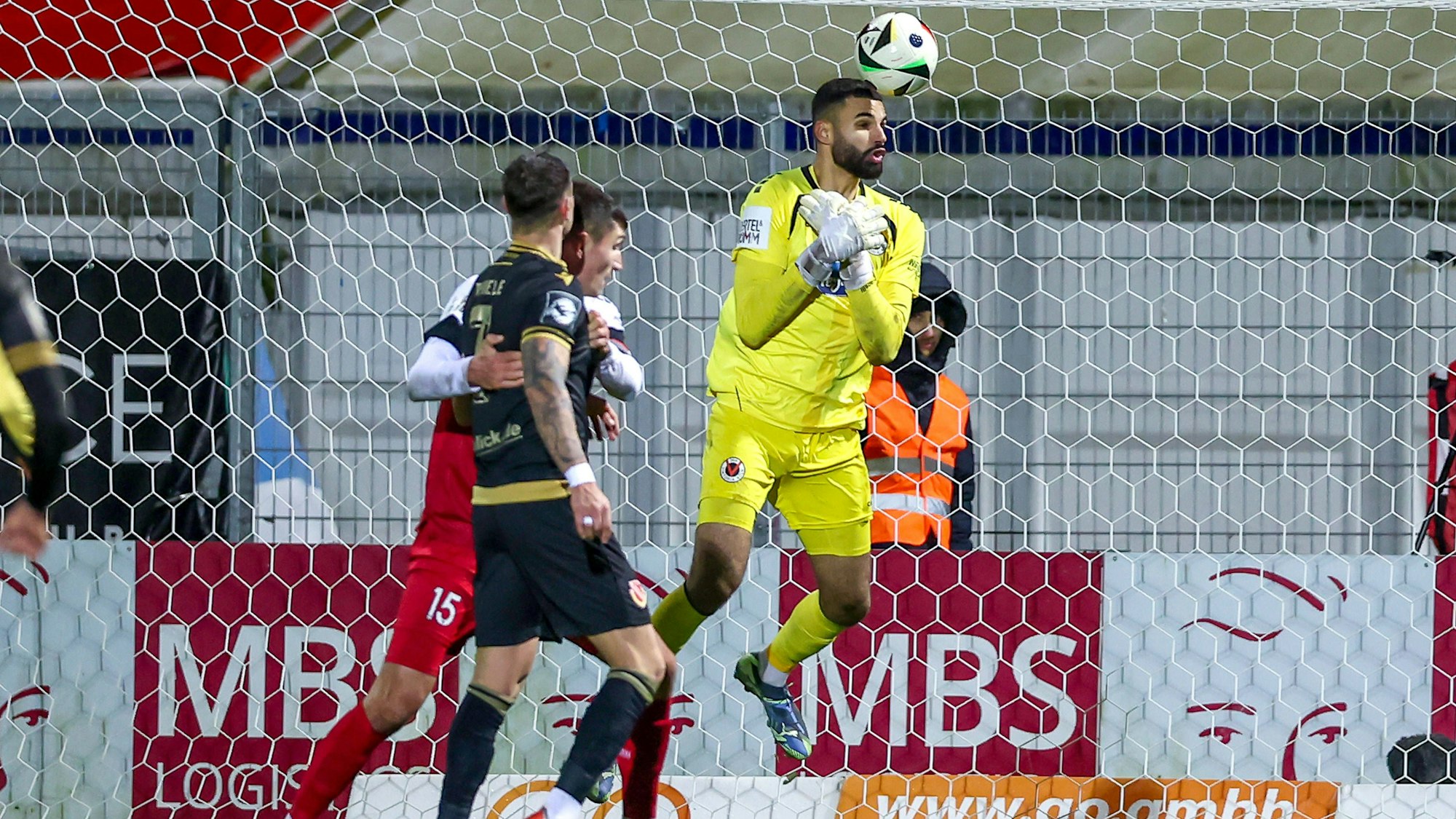 22.11.2024, Fußball, FC Viktoria Köln Energie Cottbus, 3.Liga, Sportpark Höhenberg, 15. Spieltag, Saison 2024 2025, : Tor zum 1:0 durch Maximilian Pronichev Cottbus 42. Torwart Dudu Eduardo dos Santos Haesler Viktoria Köln 1 kann den Ball nicht richtig greifen. DFB regulations prohibit any use of photographs as image sequences and or quasi-video. Nordrhein-Westfalen Deutschland *** 22 11 2024, Football, FC Viktoria Köln Energie Cottbus, 3 Liga, Sportpark Höhenberg, 15 Matchday, Season 2024 2025, Goal for 1 0 by Maximilian Pronichev Cottbus 42 Goalkeeper Dudu Eduardo dos Santos Haesler Viktoria Köln 1 cant grab the ball properly DFB regulations prohibit any use of photographs as image sequences and or quasi video Nordrhein Westfalen Germany