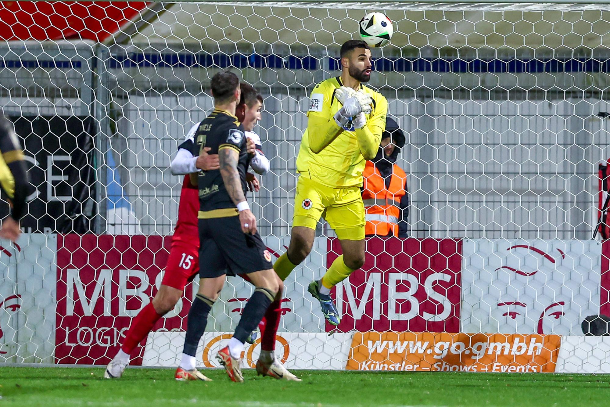 22.11.2024, Fußball, FC Viktoria Köln Energie Cottbus, 3.Liga, Sportpark Höhenberg, 15. Spieltag, Saison 2024 2025, : Tor zum 1:0 durch Maximilian Pronichev Cottbus 42. Torwart Dudu Eduardo dos Santos Haesler Viktoria Köln 1 kann den Ball nicht richtig greifen. DFB regulations prohibit any use of photographs as image sequences and or quasi-video. Nordrhein-Westfalen Deutschland *** 22 11 2024, Football, FC Viktoria Köln Energie Cottbus, 3 Liga, Sportpark Höhenberg, 15 Matchday, Season 2024 2025, Goal for 1 0 by Maximilian Pronichev Cottbus 42 Goalkeeper Dudu Eduardo dos Santos Haesler Viktoria Köln 1 cant grab the ball properly DFB regulations prohibit any use of photographs as image sequences and or quasi video Nordrhein Westfalen Germany