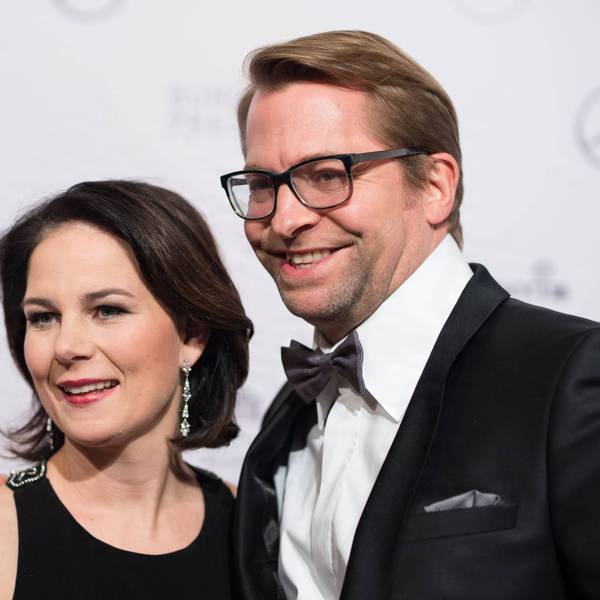 Annalena Baerbock und Daniel Holefleisch wollen wegen ihrer Töchter vorerst weiter zusammen wohnen.
