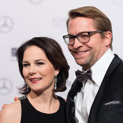 Annalena Baerbock und Daniel Holefleisch wollen wegen ihrer Töchter vorerst weiter zusammen wohnen.