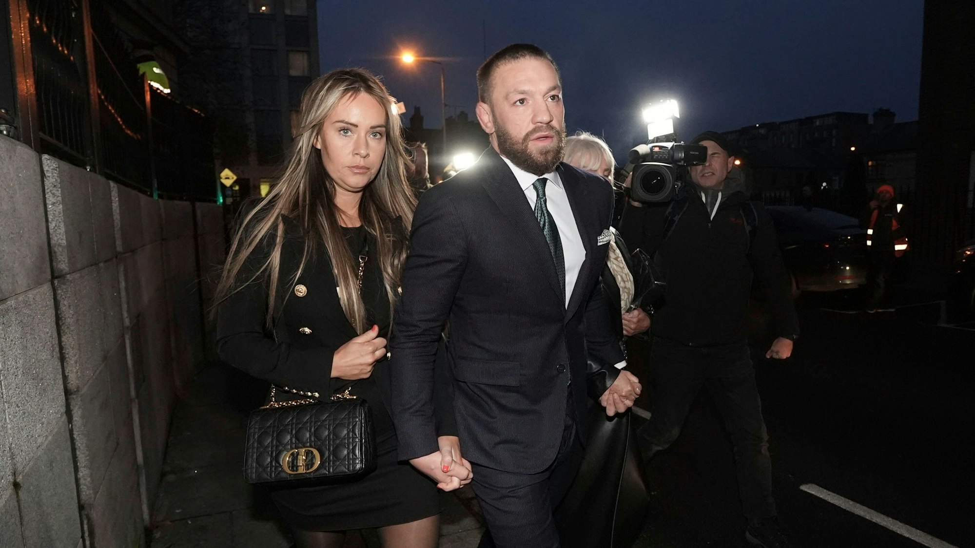Conor McGregor, Mixed-Martial-Arts-Kämpfer aus Irland und seine Partnerin Dee Devlin kommen zurück zum High Court in Dublin, wo er in einem Verfahren wegen Vergewaltigung gegen ihn auftritt.