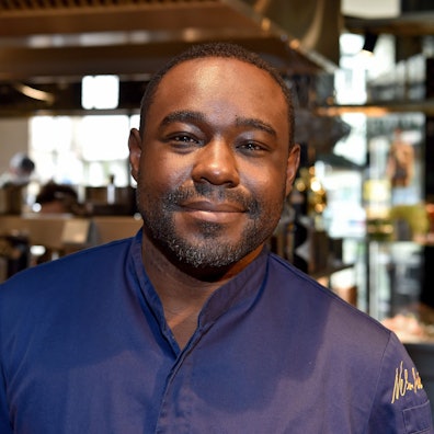 Ein Koch steht in einer Brasserie.