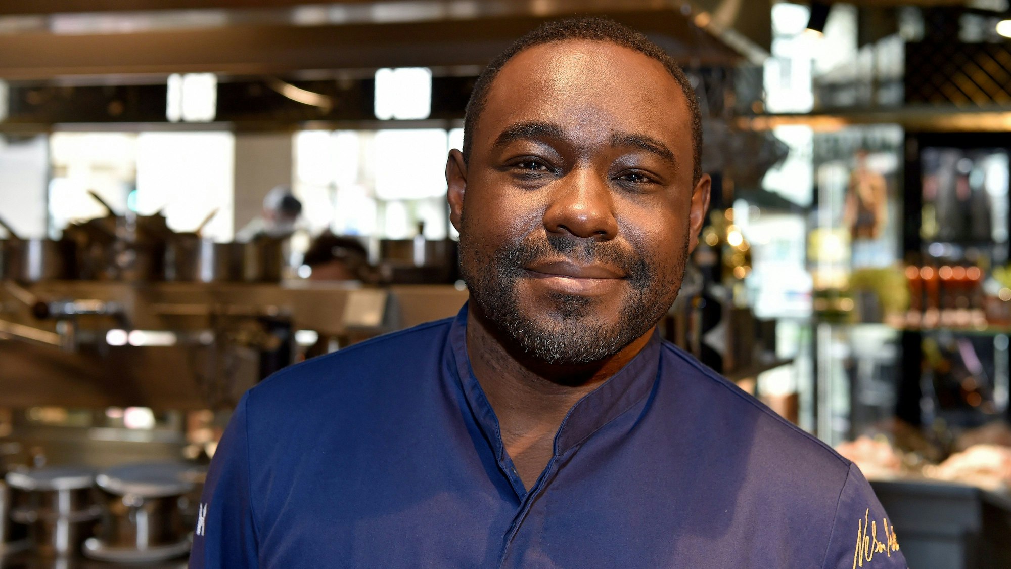 Ein Koch steht in einer Brasserie.