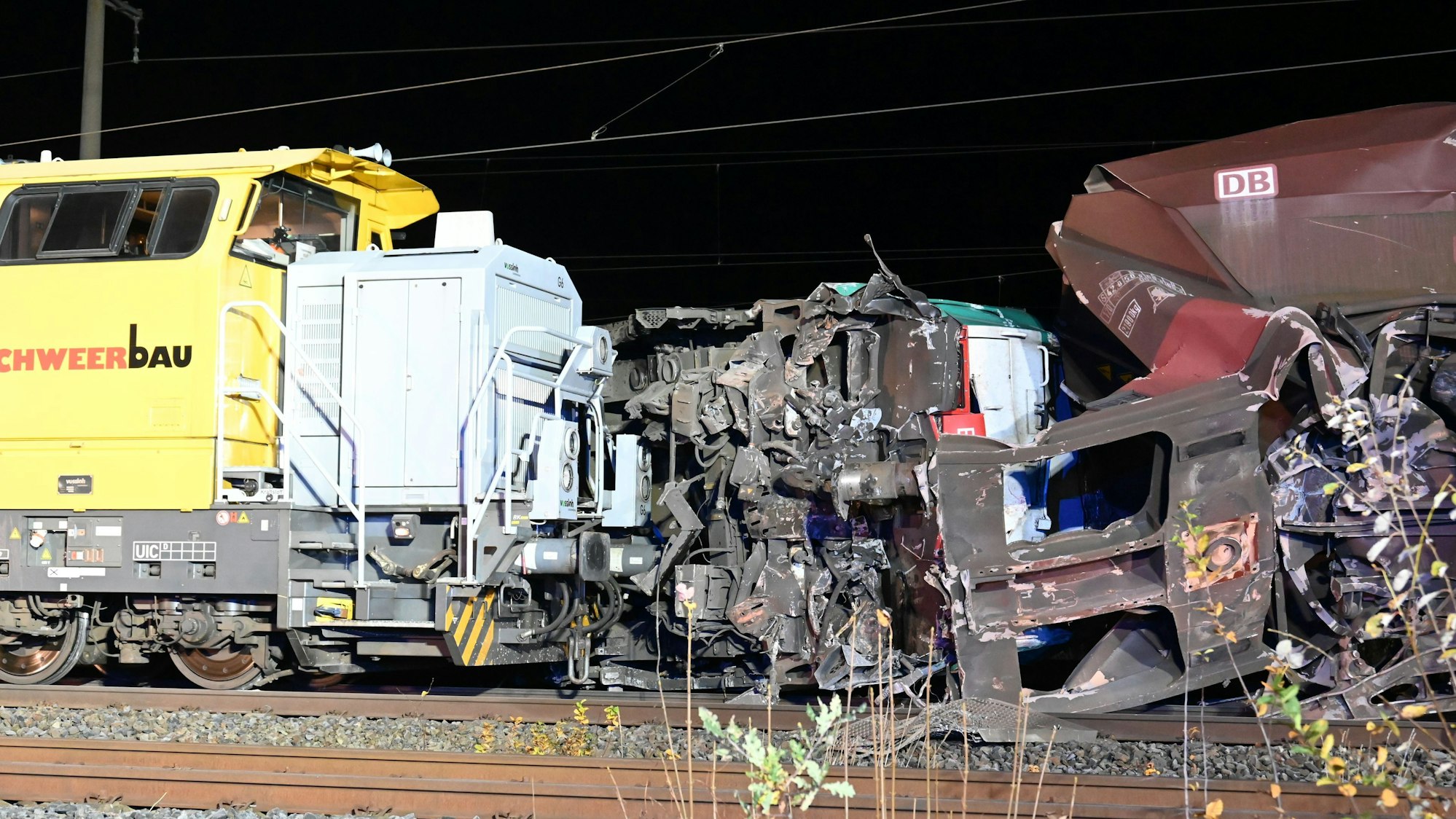 Das Foto zeigt die Unfallstelle mit zwei zerstörten Zügen.