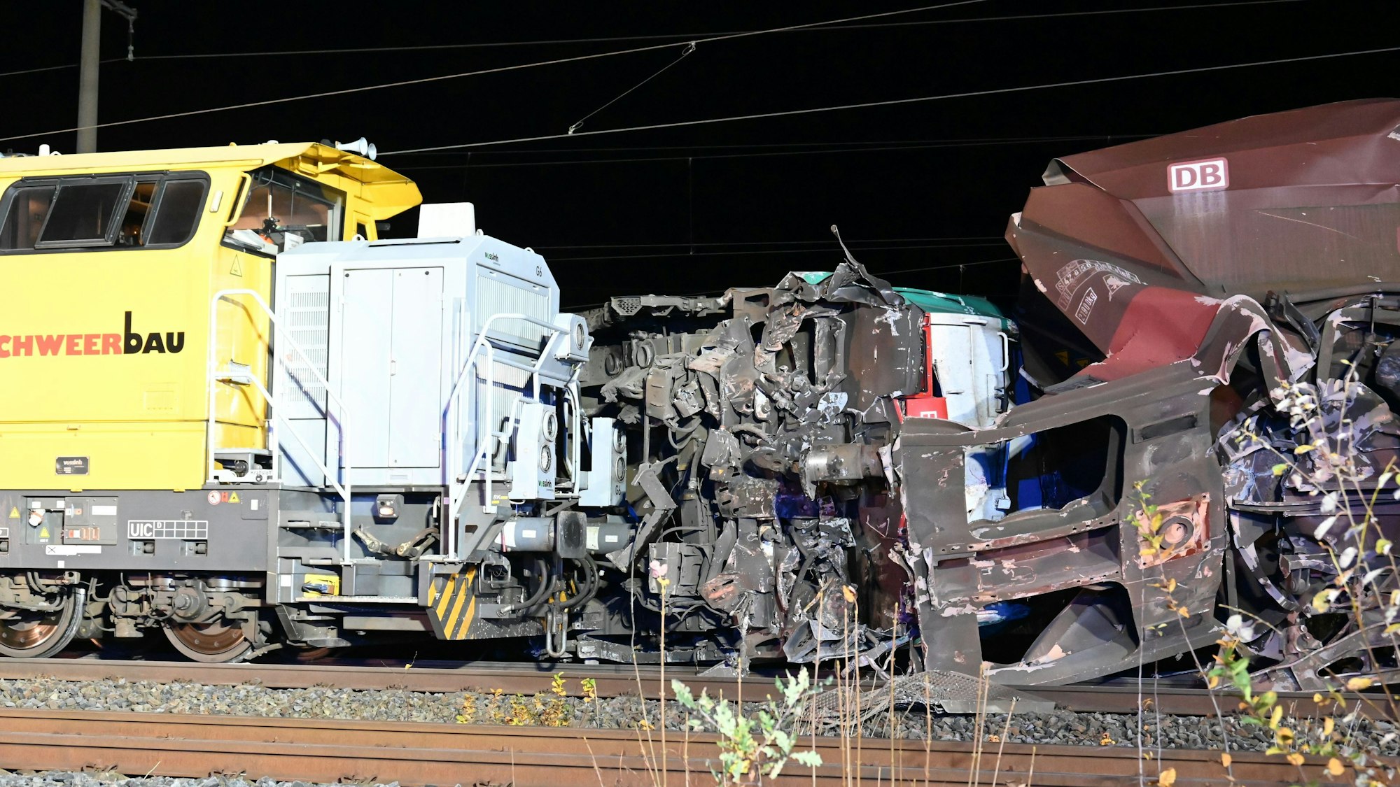 Das Foto zeigt die Unfallstelle mit zwei zerstörten Zügen.