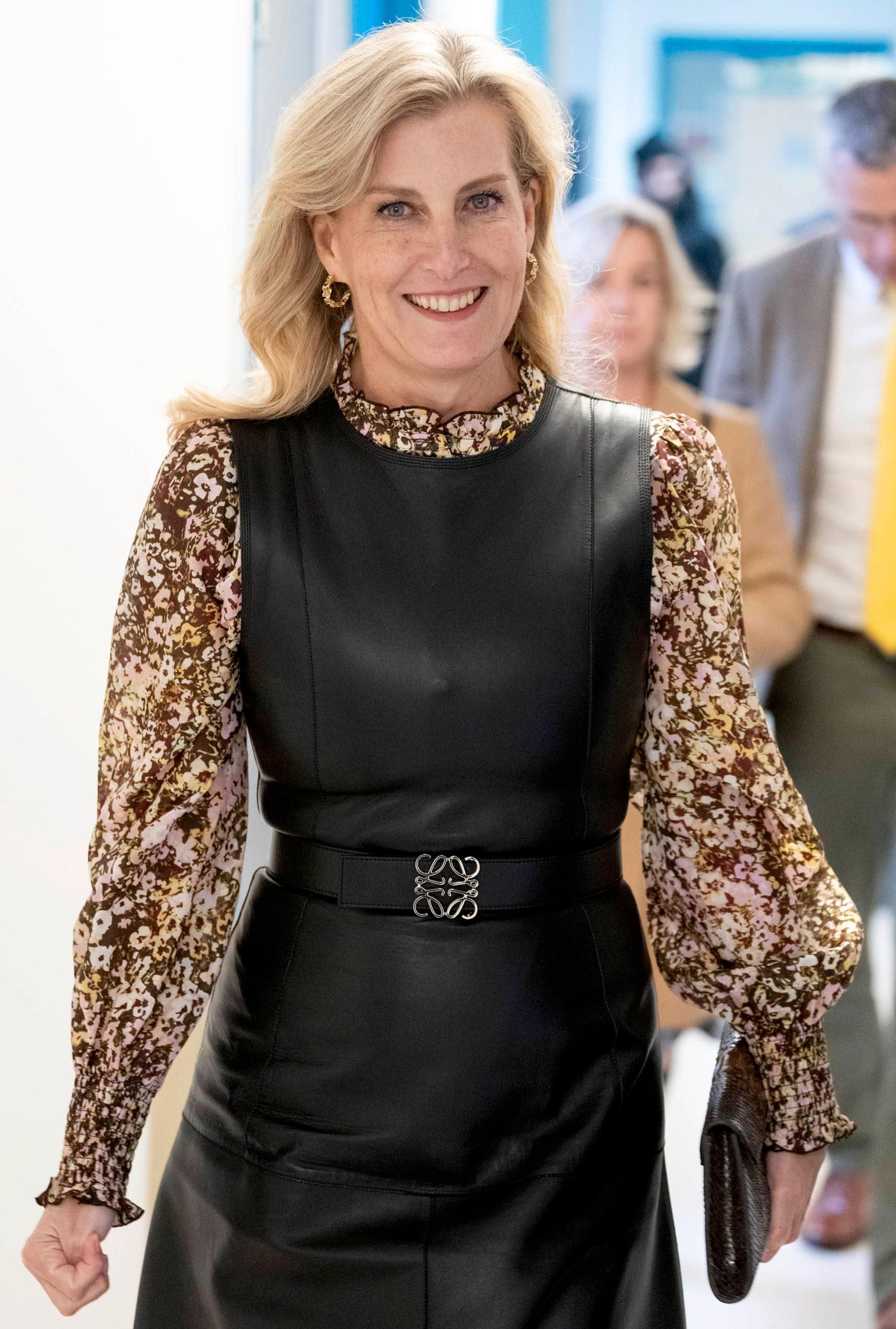 Herzogin Sophie und ihr Ensemble aus Leder und geblümter Bluse.