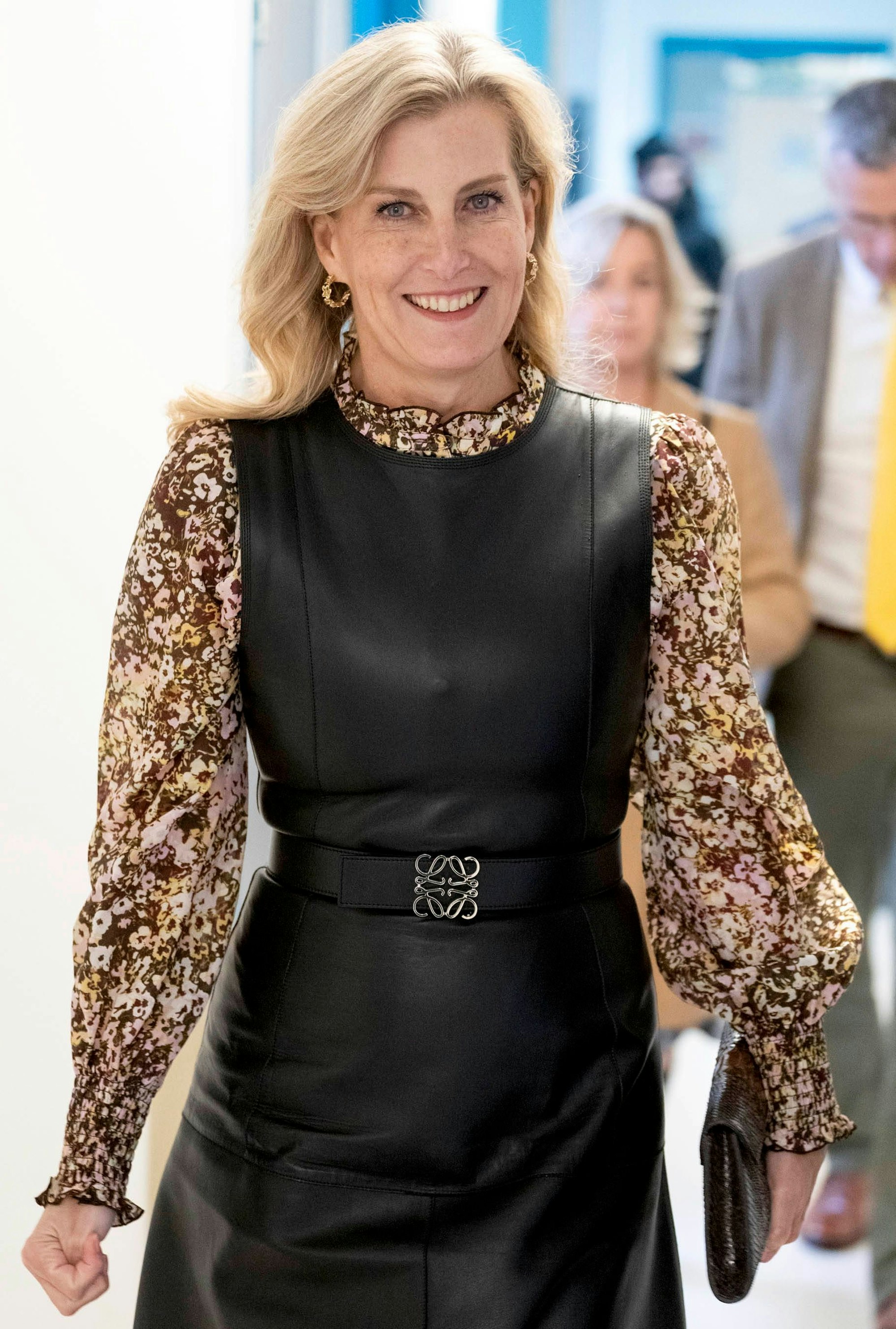 Herzogin Sophie und ihr Ensemble aus Leder und geblümter Bluse.