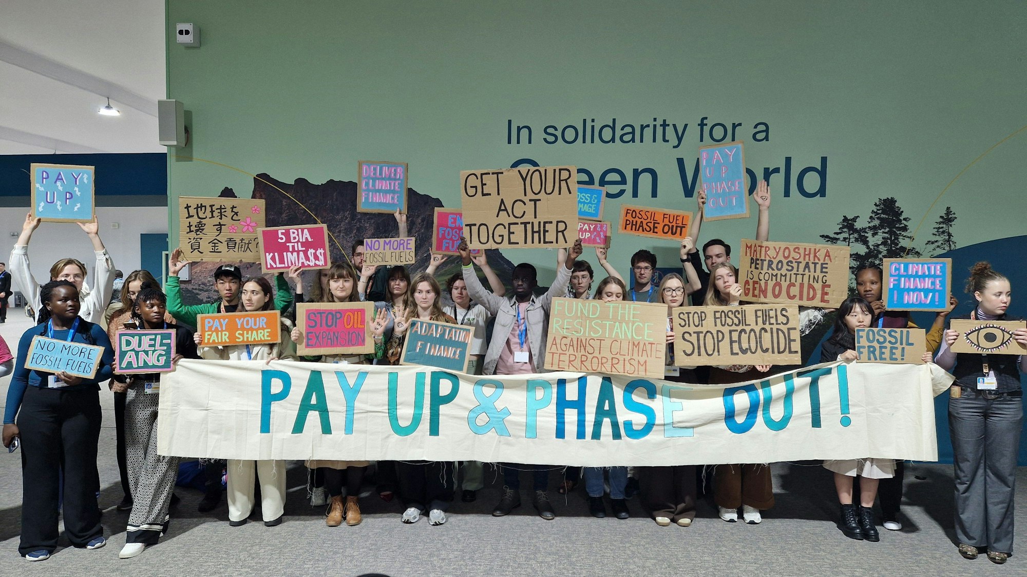 Aktivisten und Aktivistinnen von Fridays for Future Deutschland demonstrieren mit anderen Aktivisten auf dem UN-Klimagipfel COP29.