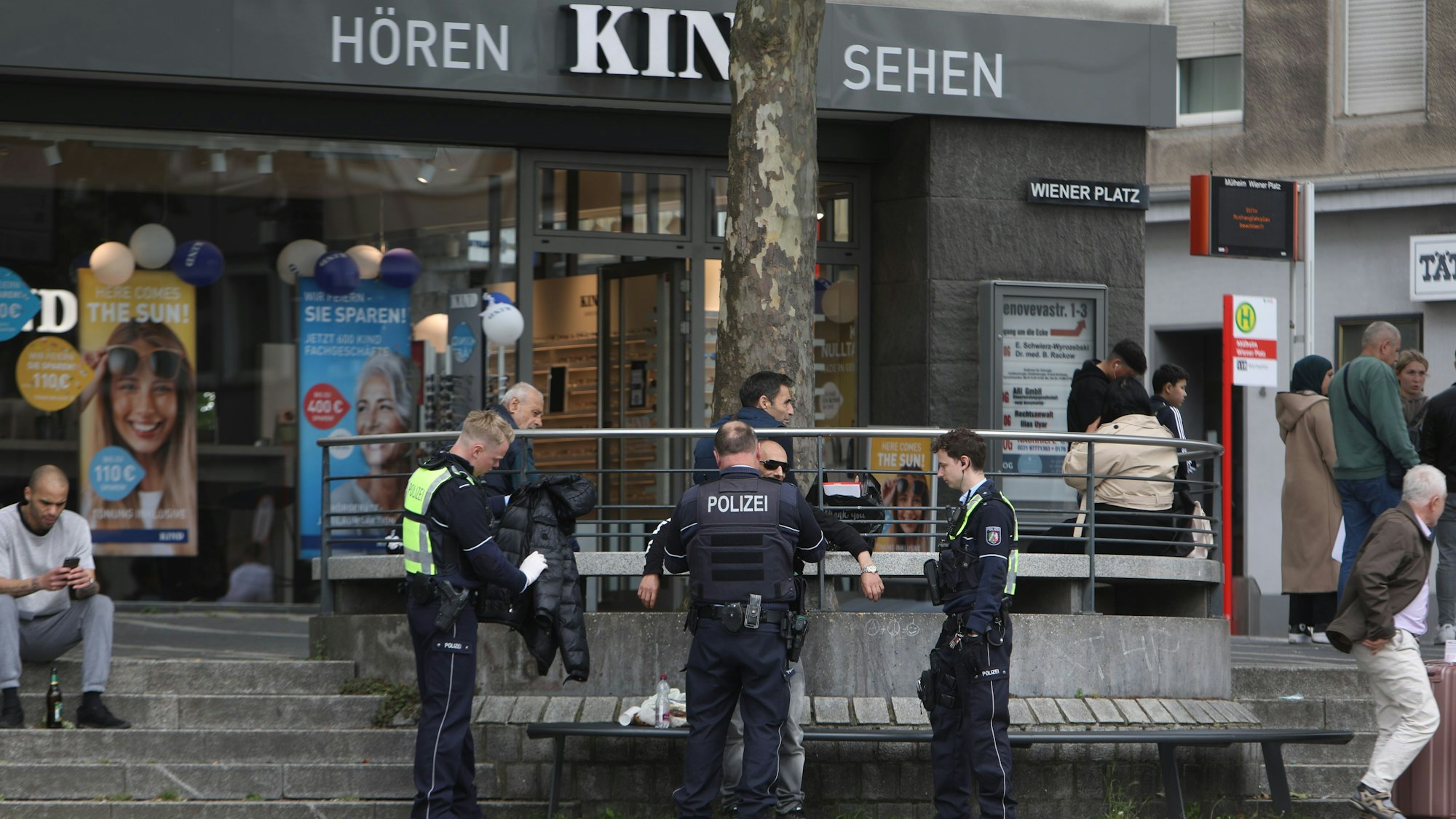 Eine Polizei-Kontrolle auf dem Wiener Platz