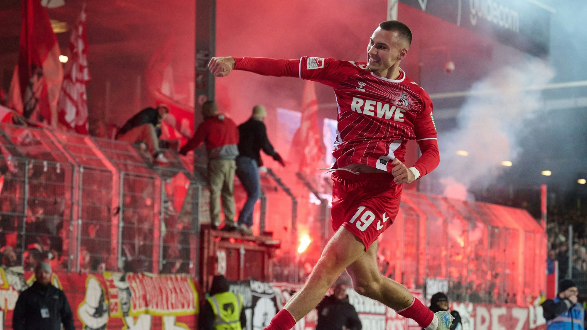 Tim Lemperle von Köln jubelt über sein Führungstor.