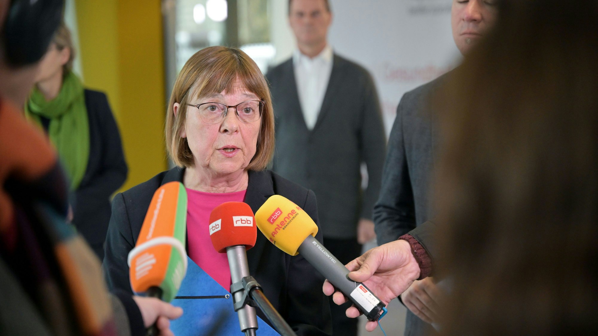 Die nun ehemalige Gesundheitsministerin von Brandenburg Ursula Nonnemacher (Bündnis90/Die Grünen) hält eine Mappe mit ihrer Entlassungsurkunde in den Händen und spricht mit Journalisten.