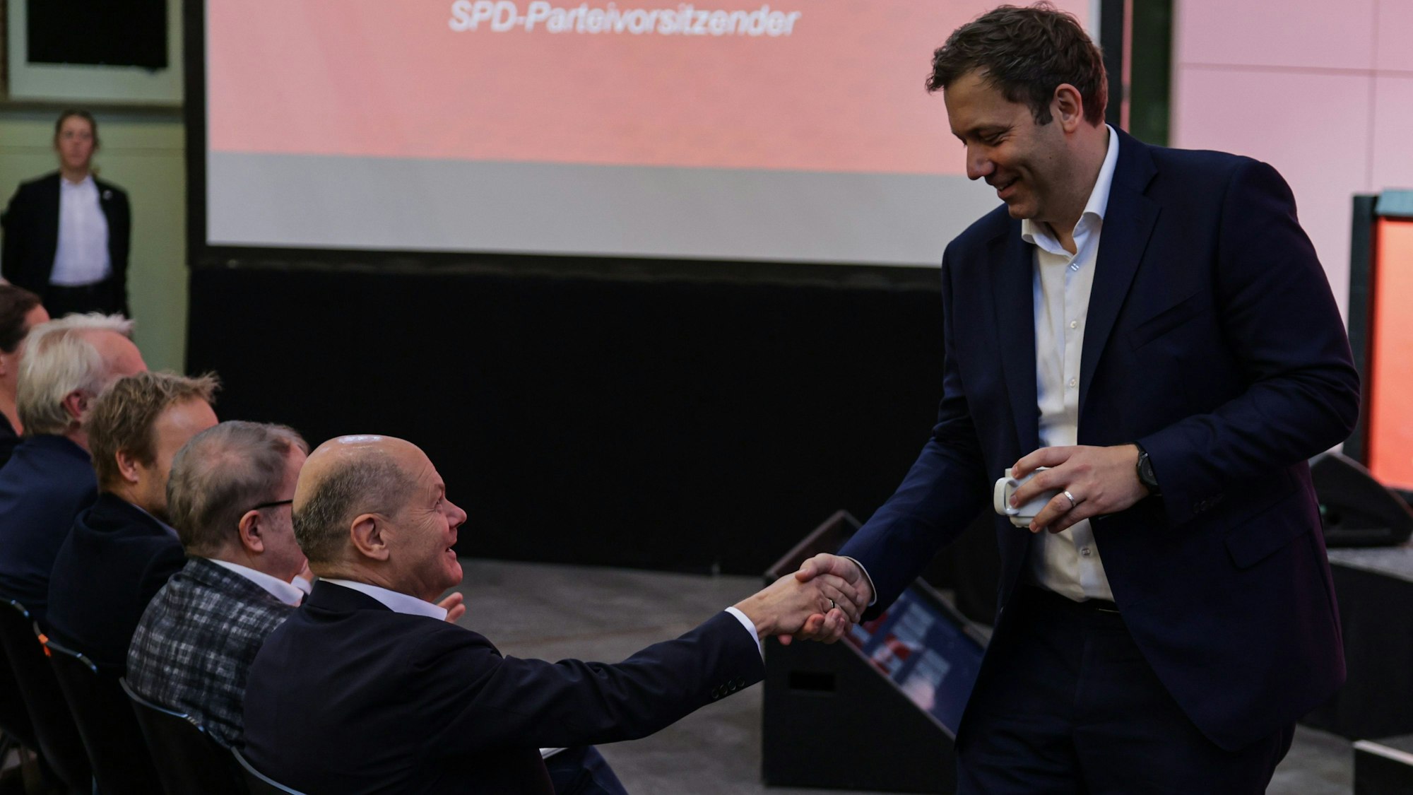 Olaf Scholz (SPD), Bundeskanzler, und Lars Klingbeil (r), SPD-Parteivorsitzender, begrüßen sich auf dem 19. DEMO-Kommunalkongress.