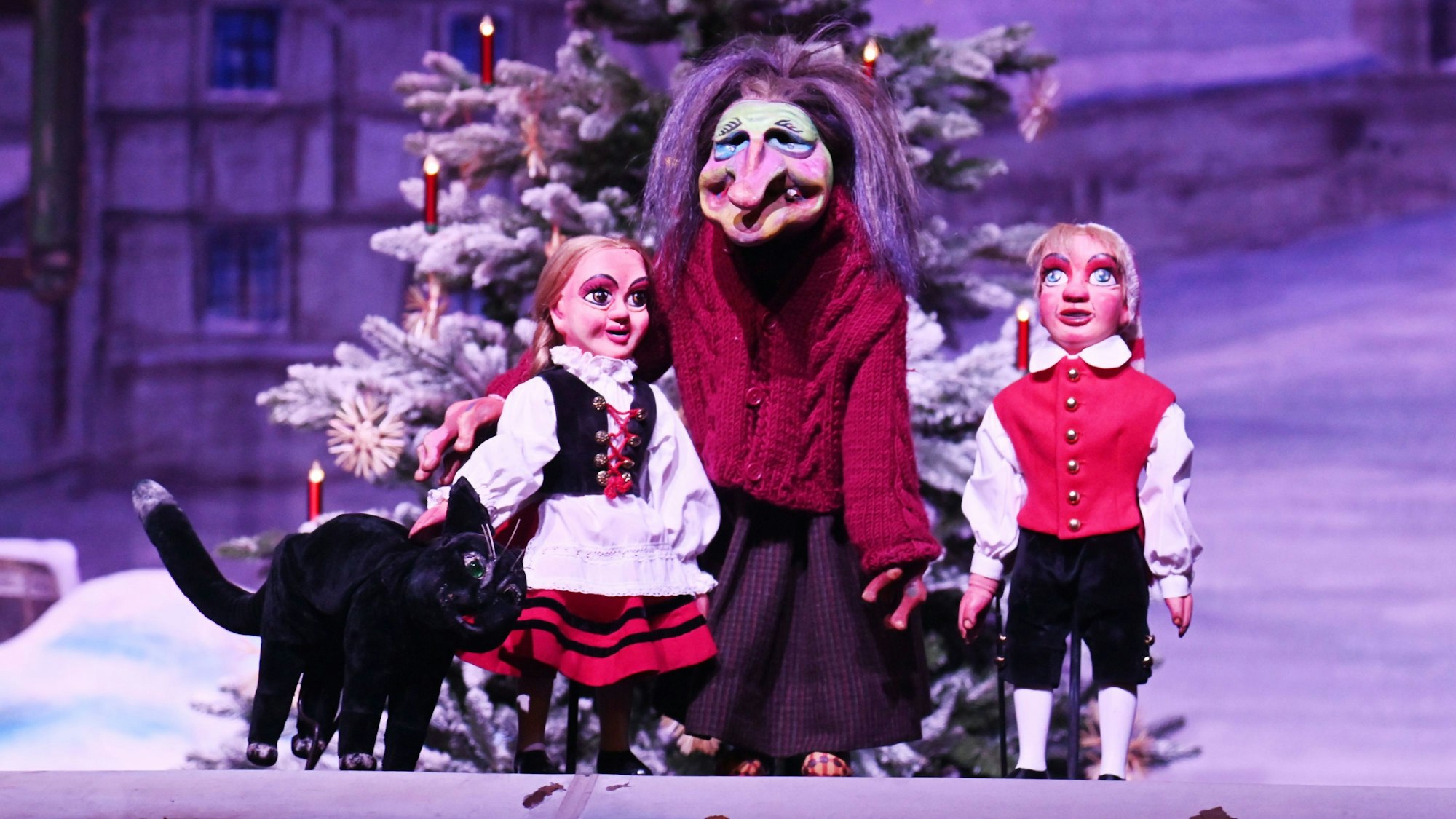 Hänneschen und Bärbelchen finden zwar nicht das Christkind, dafür aber eine schräge Gestalt. Am Ende folgt jedoch das weihnachtliche Happy End.