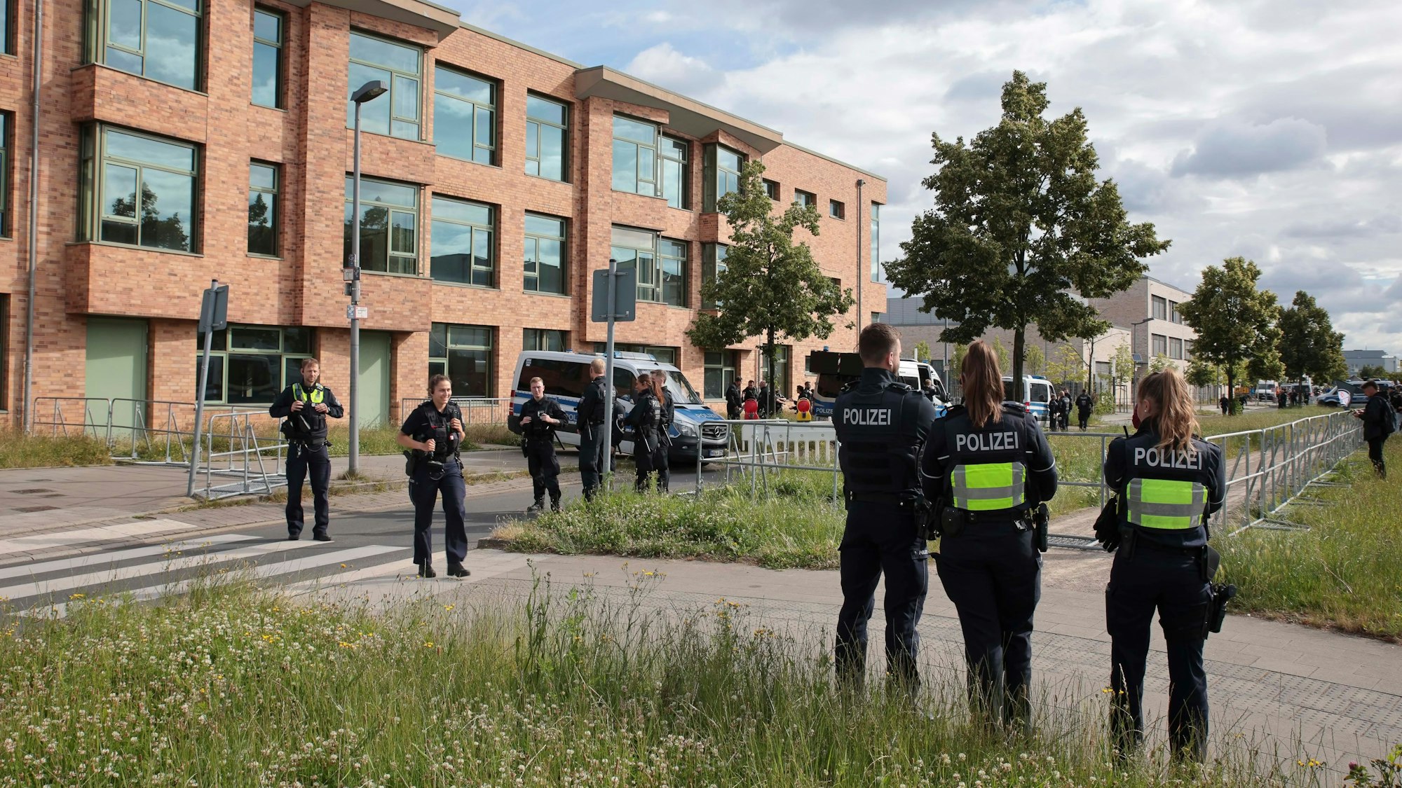 AFD Parteitag im Gymnasium"Neue Sandkaul" in Köln-Widdersdorf und Demo gegen die AFD