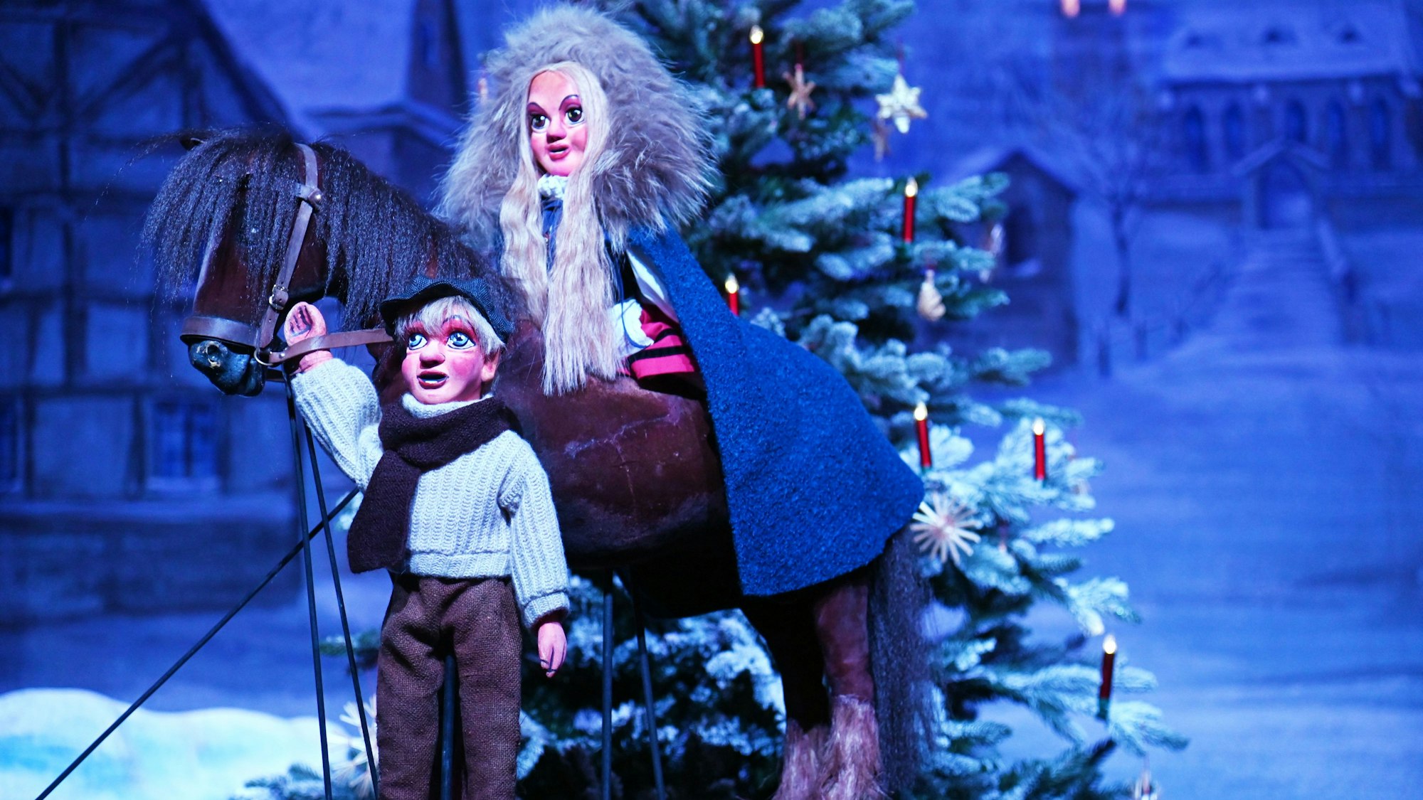 Hänneschen und Bärbelchen sind auf dem Weg zur Waldkapelle, weil sie dort das Christkind vermuten.