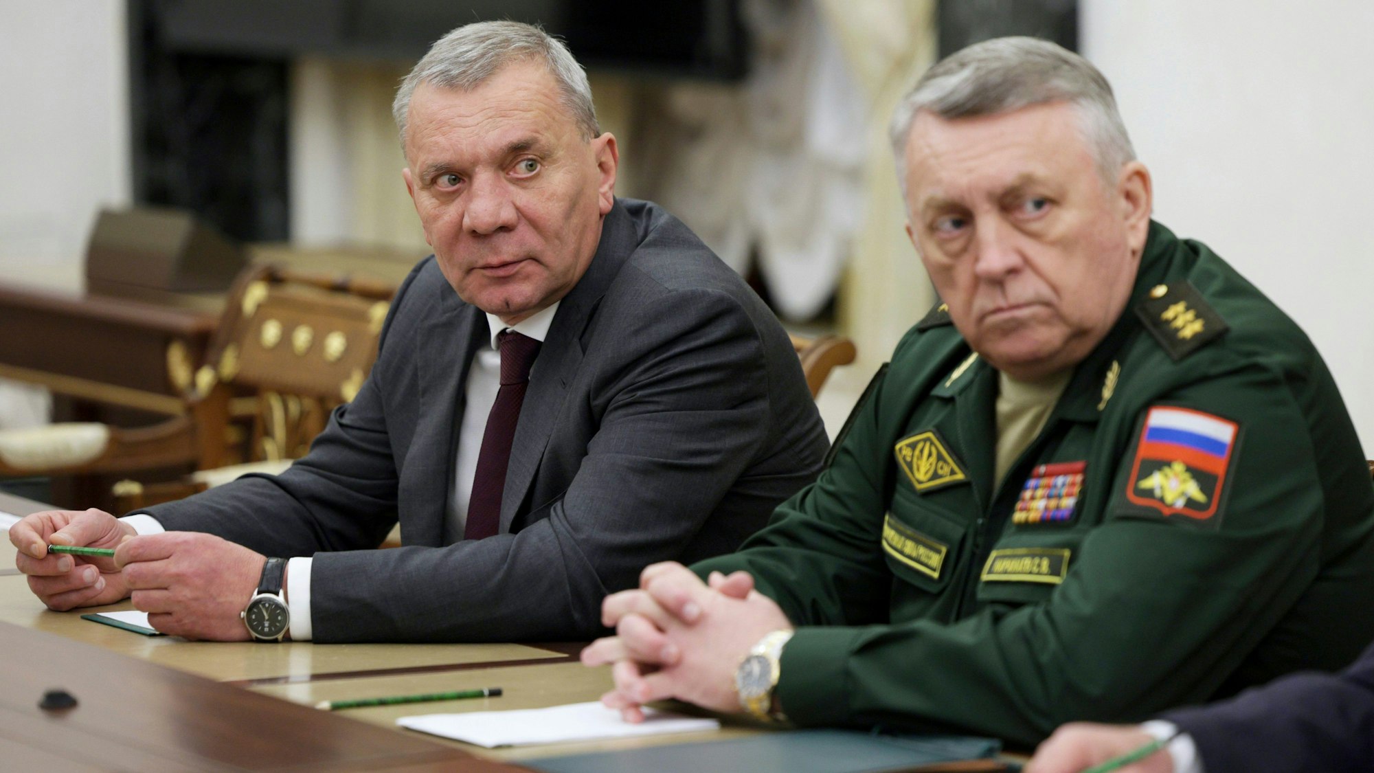 Der Chef des staatlichen russischen Raumfahrtunternehmens Roskosmos, Juri Borissow (l) und der Chef der strategischen Raketenstreitkräfte Russlands, Sergej Karakajew, warten auf das Treffen des russischen Präsidenten Putin mit der Führung des russischen Verteidigungsministeriums, Vertretern des militärisch-industriellen Komplexes und Entwicklern von Raketensystemen im Kreml.