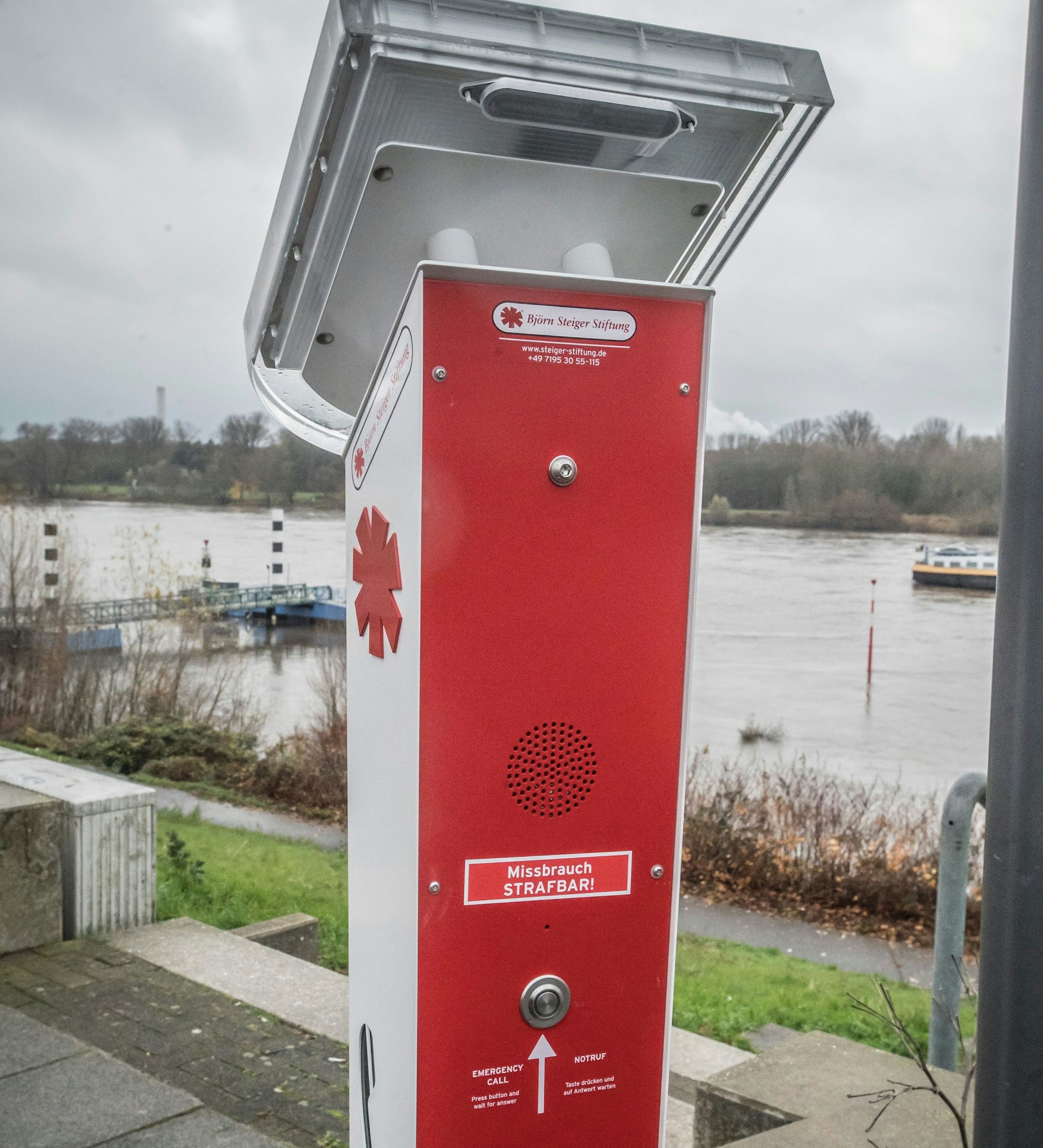 Eine von drei Notrufsäulen steht oben am Rheinufer nahe der Wacht am Rhein. Foto: Ralf Krieger